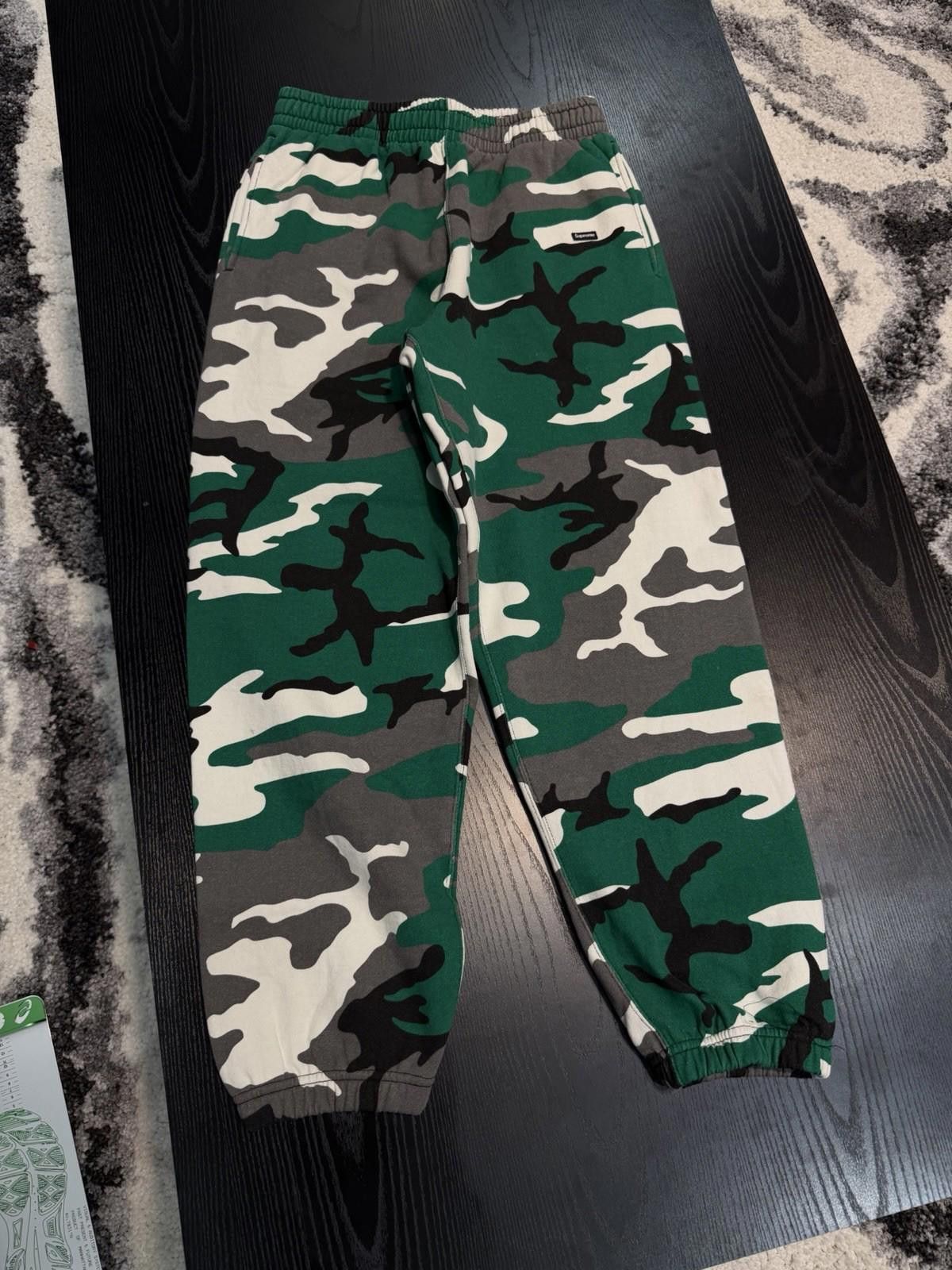 Supreme Supreme Small Box Sweatpant Green Camo Brand New Size US 30 / EU 46 - 2 Thumbnail