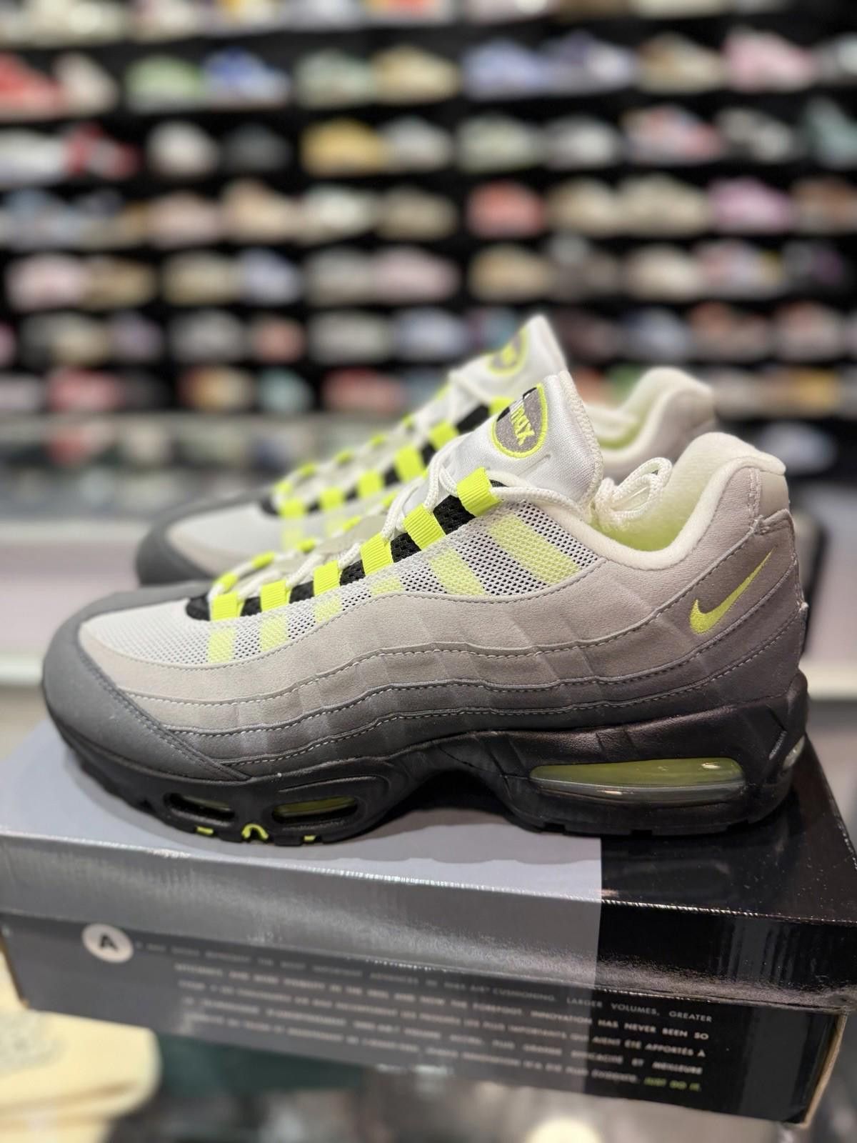 Nike Size 11 - Nike Air Max 95 OG 2025/2026 Neon (HM4740 001) Size US 11 / EU 44 - 4 Thumbnail