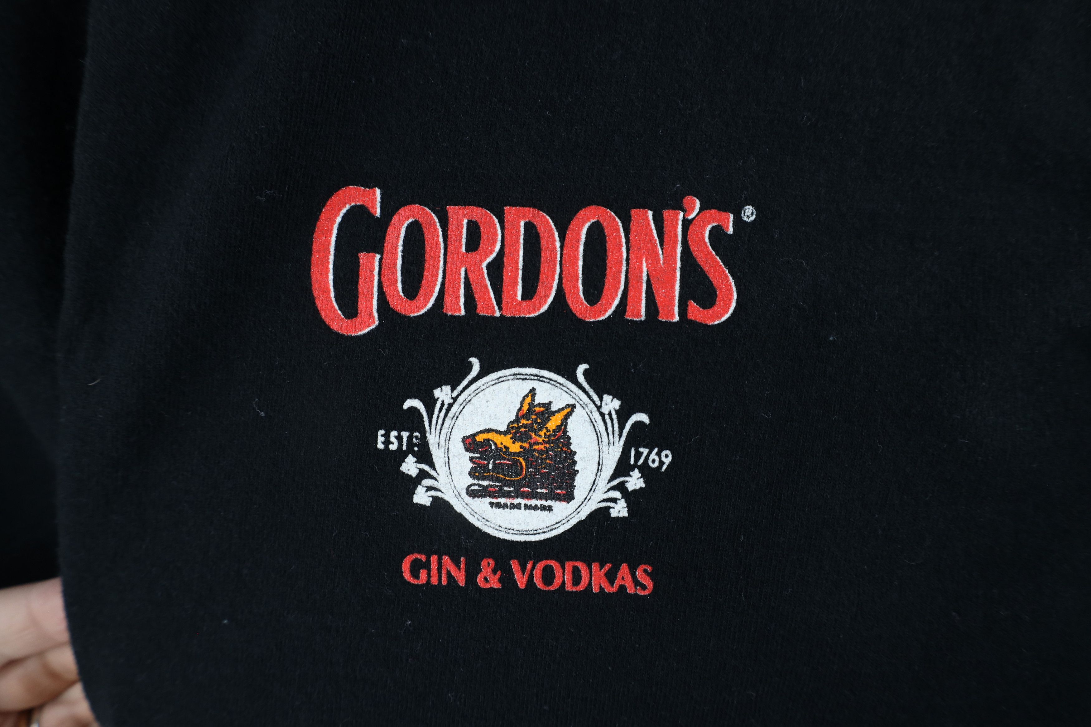 Vintage Vintage 90s Spell Out Gordons Gin and Vodkas T-Shirt Black Size US L / EU 52-54 / 3 - 4 Thumbnail