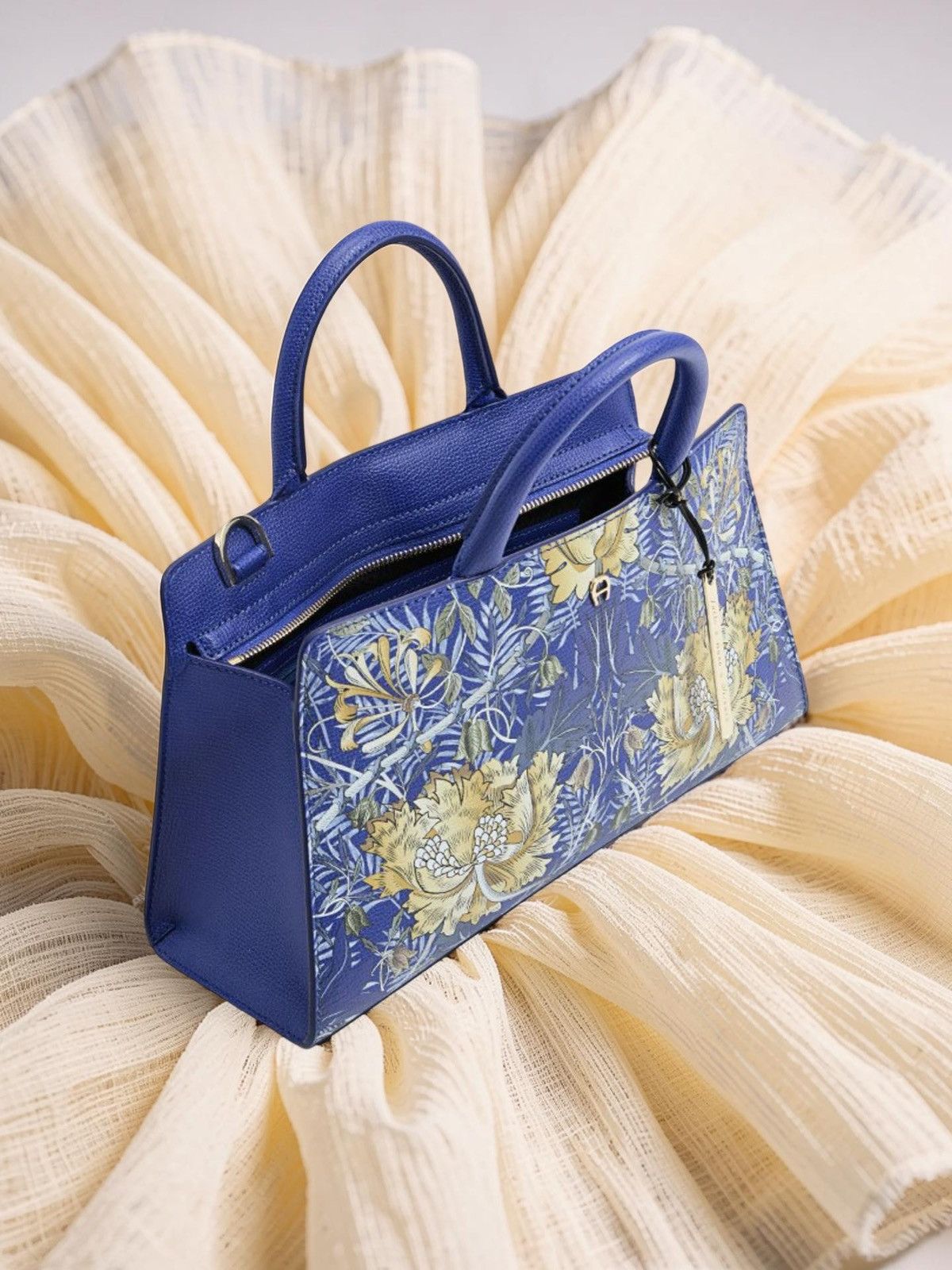 Aigner AIGNER SHOW Floral Blue Crossbody Bag / Designer Handbag Size ONE SIZE - 3 Thumbnail