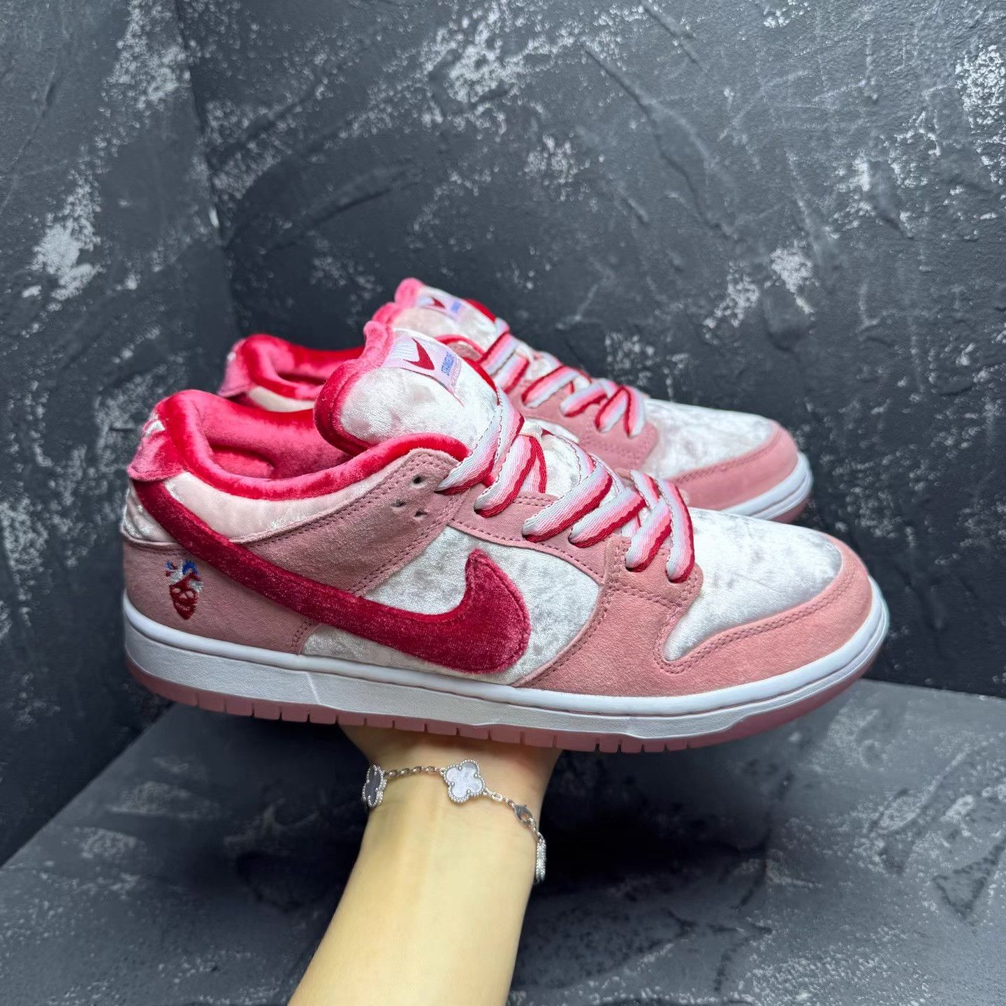Nike Nike Dunk SB Valentine's Day White Pink Q10 Size US 7 / EU 40 - 7 Thumbnail