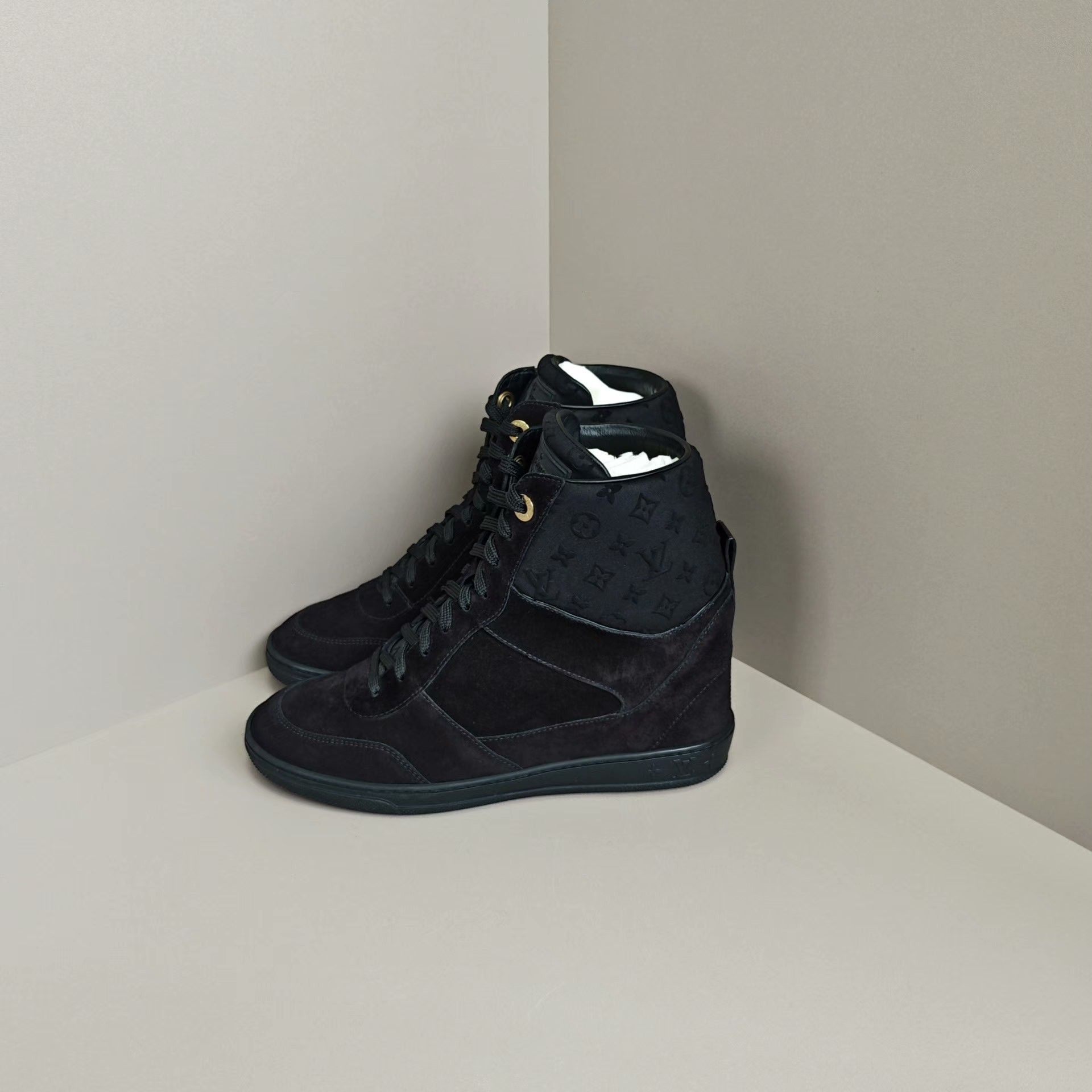 Louis Vuitton Louis Vuitton Casual Hitop Sneakers us_7 Women Size US 7 / IT 37 - 1 Thumbnail