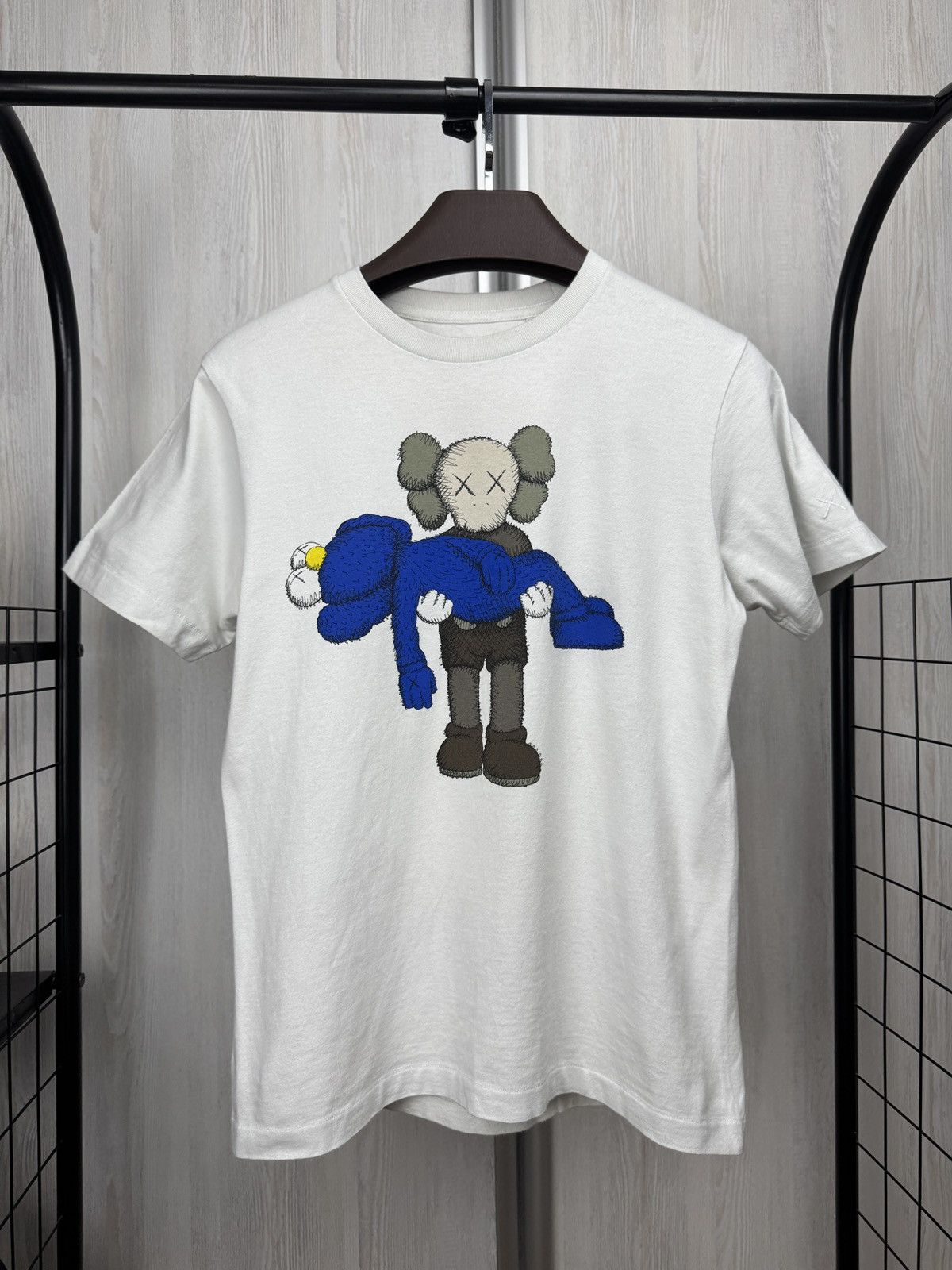 Kaws Uniqlo x Kaws white big logo vintage shirt Size US S / EU 44-46 / 1 - 2 Thumbnail