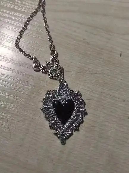 Other Black Color Heart Necklace Size ONE SIZE - 4 Thumbnail