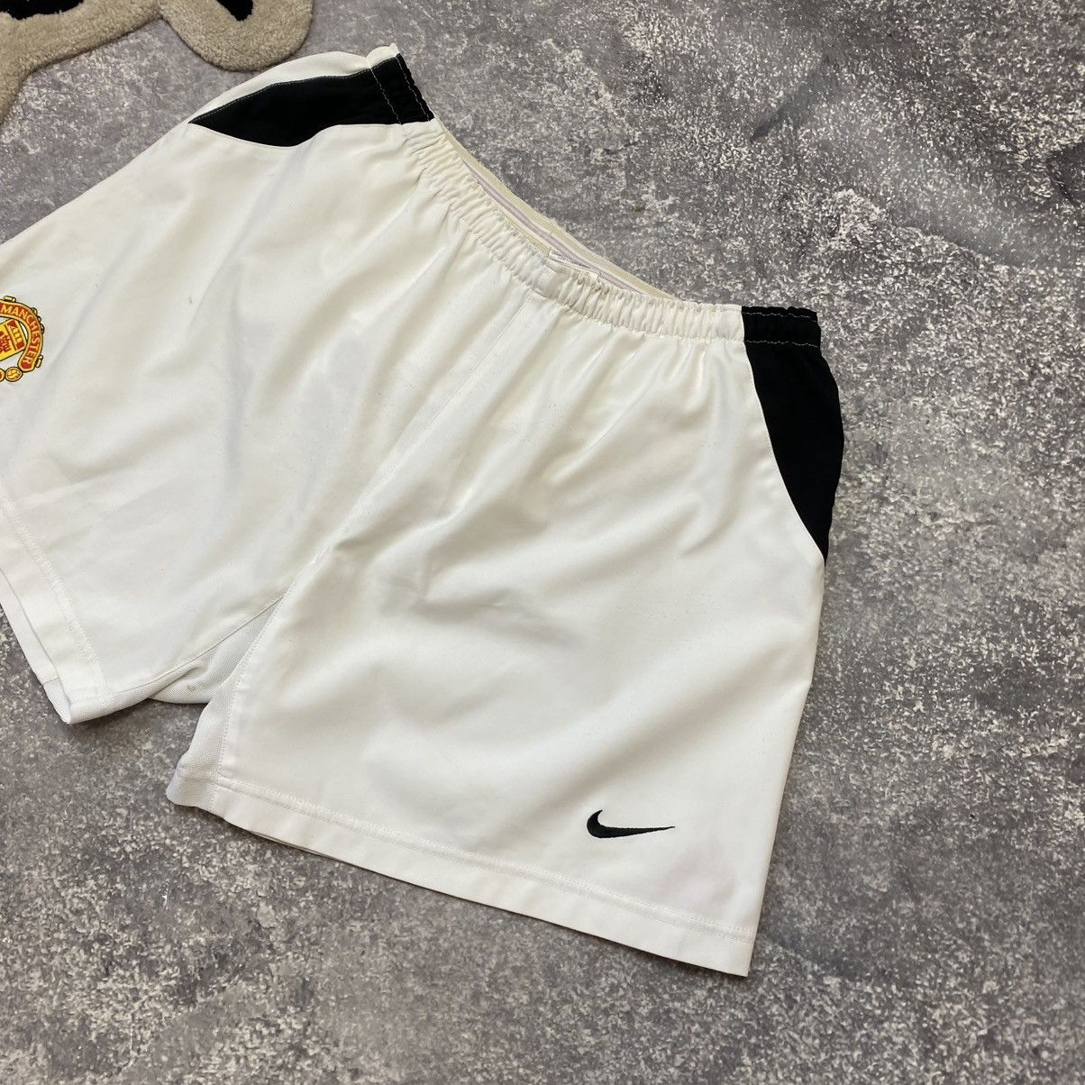 Vintage Vintage Nike Manchester United 90 Basic player soccer shorts Size US 34 / EU 50 - 2 Thumbnail