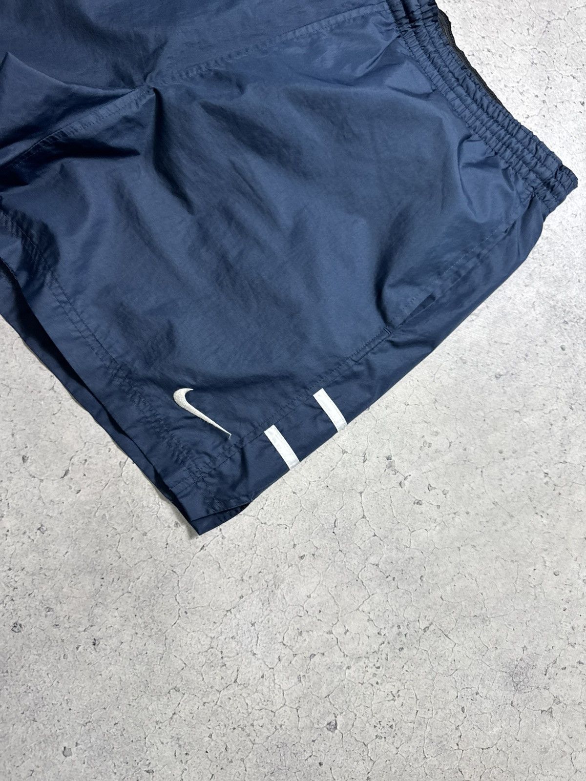 Nike × Vintage Nike Vintage Nylon Shorts Swoosh Drill Y2K Navy Size US 30 / EU 46 - 3 Thumbnail