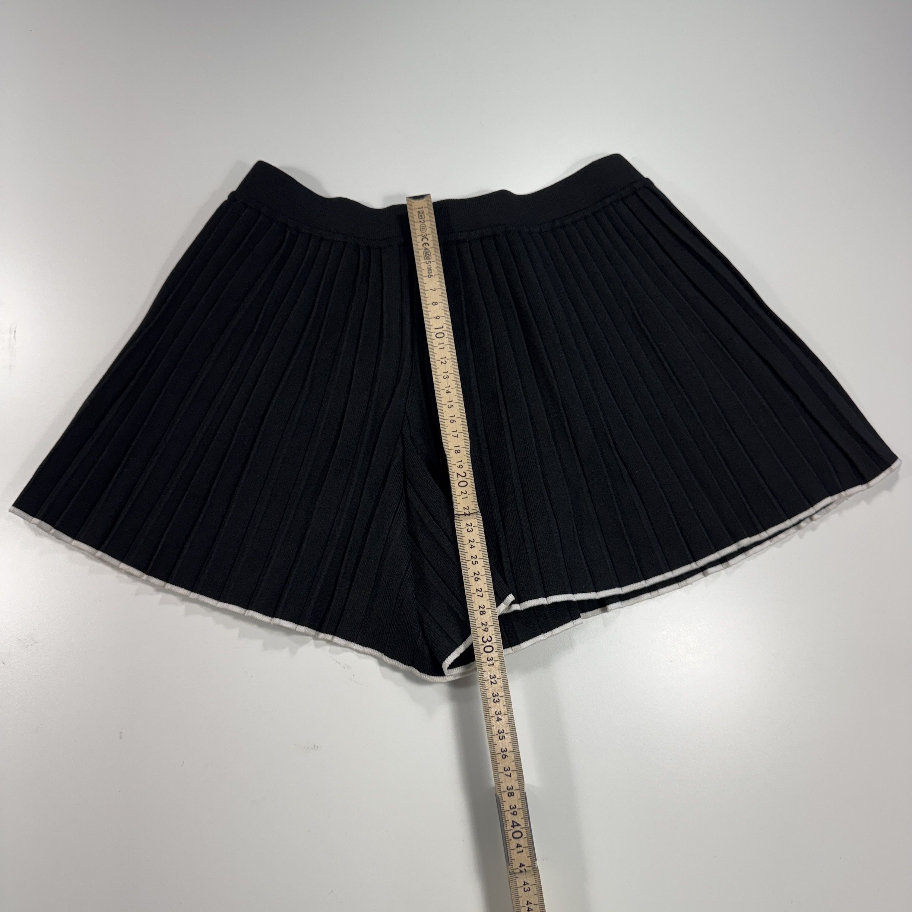 Jacquemus Jacquemus The Pleated Knit Shorts Size 34" / US 12 / IT 48 - 5 Thumbnail