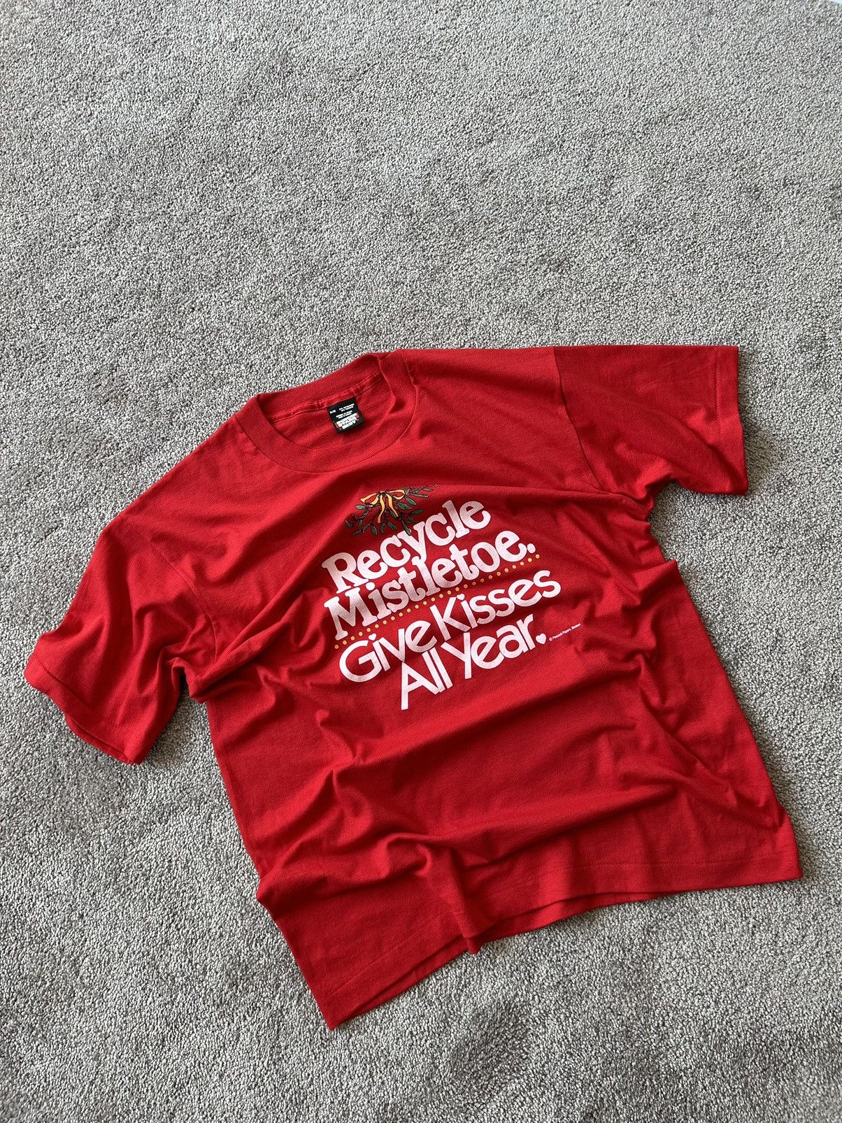 Vintage Recycle Mistletoe Give Kisses All Year Single Stitch Tee Size US XL / EU 56 / 4 - 1 Thumbnail