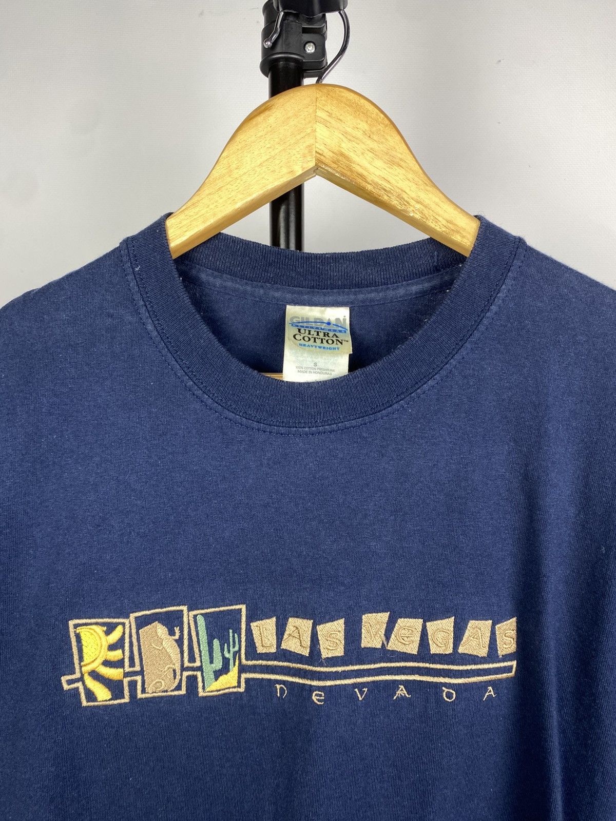 Vintage Vintage 00s Las Vegas Big Logo T Shirt Size US S / EU 44-46 / 1 - 3 Thumbnail