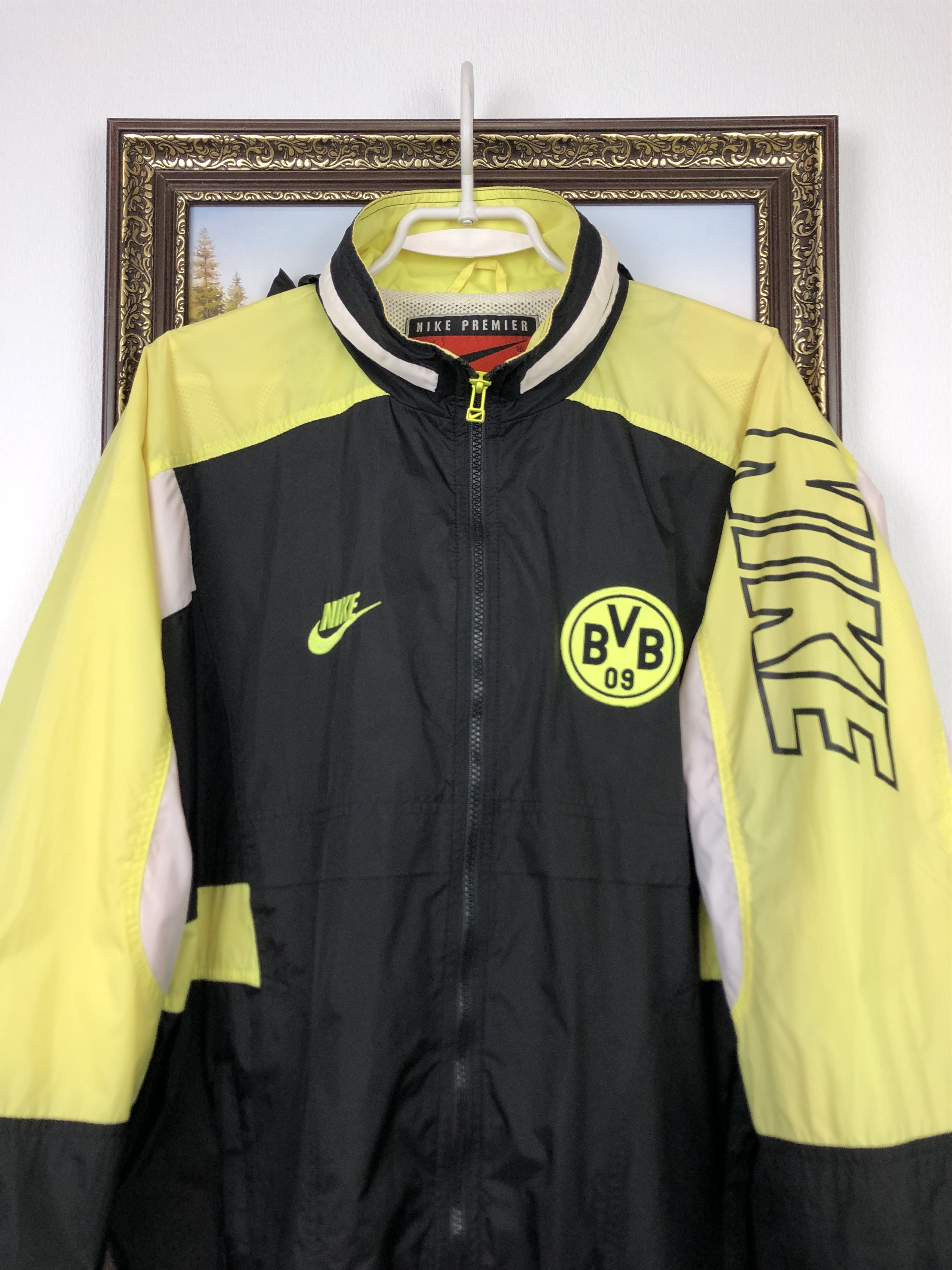 Nike Vintage Nike Borussia Dortmund Football Jacket Windbreaker Size US M / EU 48-50 / 2 - 2 Thumbnail
