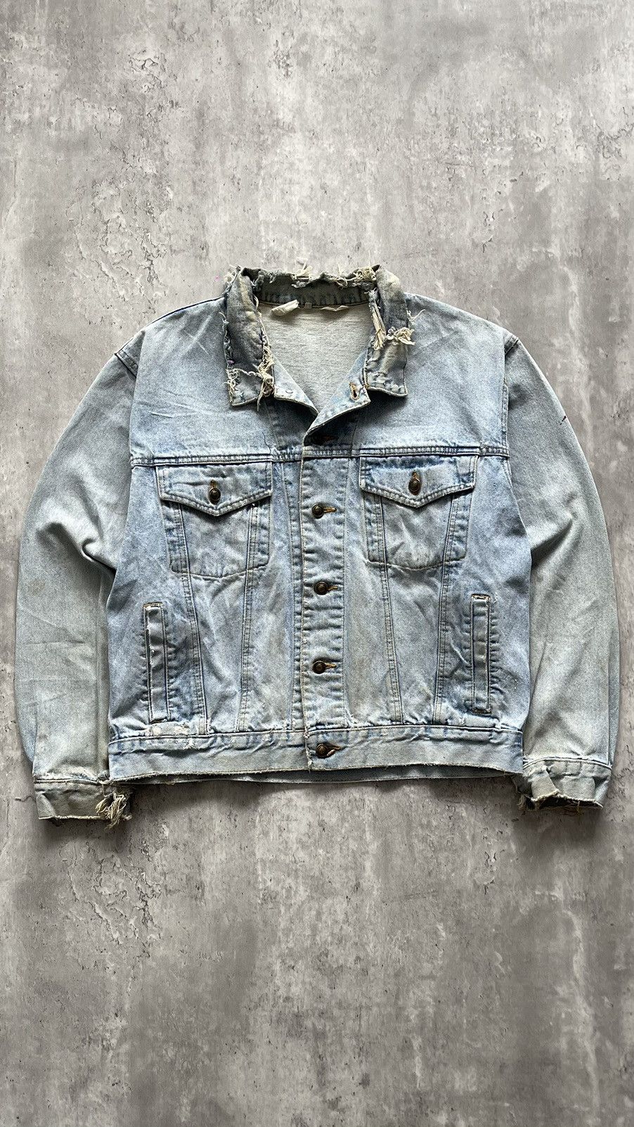 VINTAGE 1990s FADED DISTRESSED DENIM JACKET