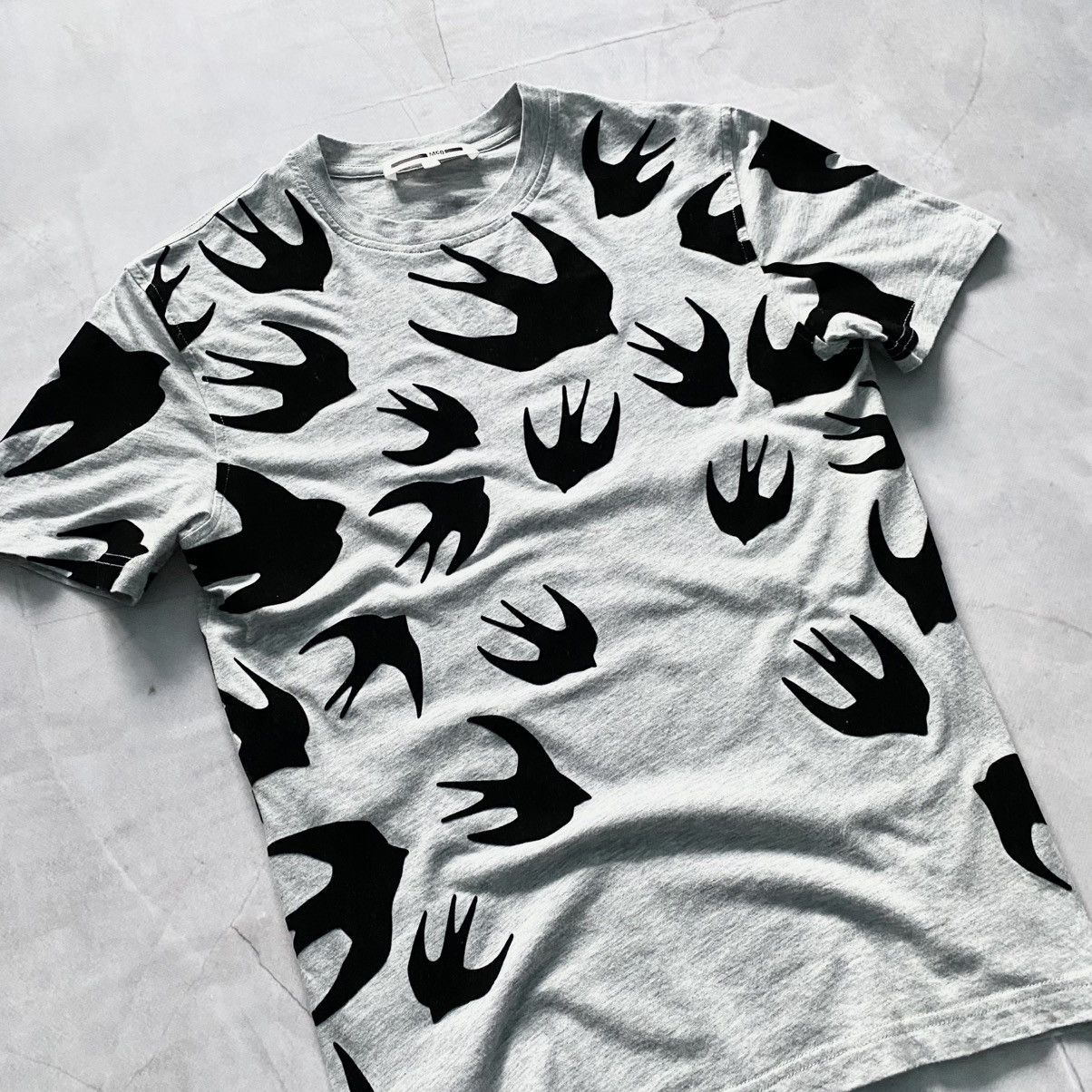 Alexander McQueen × Designer Alexander McQueen Bird All Over Print Velour T-shirt Tee Size XS / US 0-2 / IT 36-38 - 2 Thumbnail