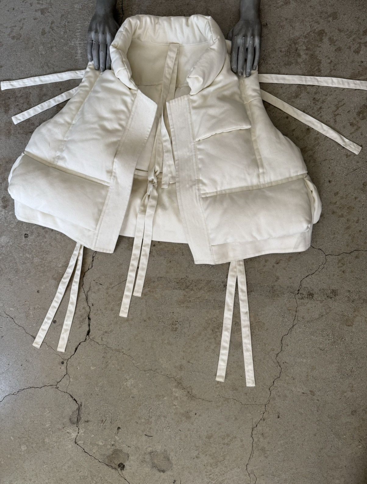 Kanye West × Yeezy YEEZY SEASON WYOMING ERA 1 OF 1 SAMPLE PUFFER BONDAGE VEST Size US L / EU 52-54 / 3 - 1 Thumbnail