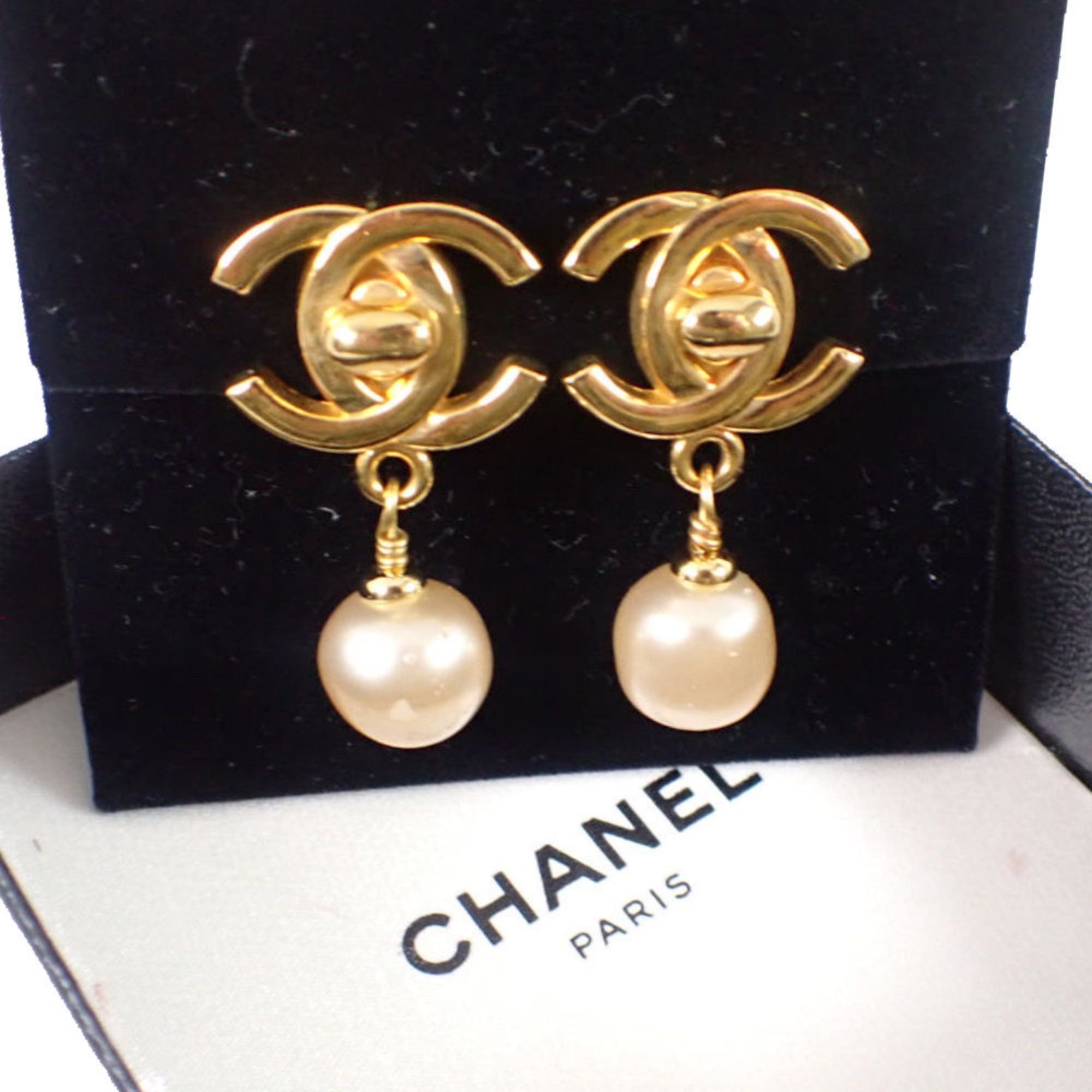 Chanel Chanel fake pearl earrings with gold hardware Size ONE SIZE - 1 Thumbnail