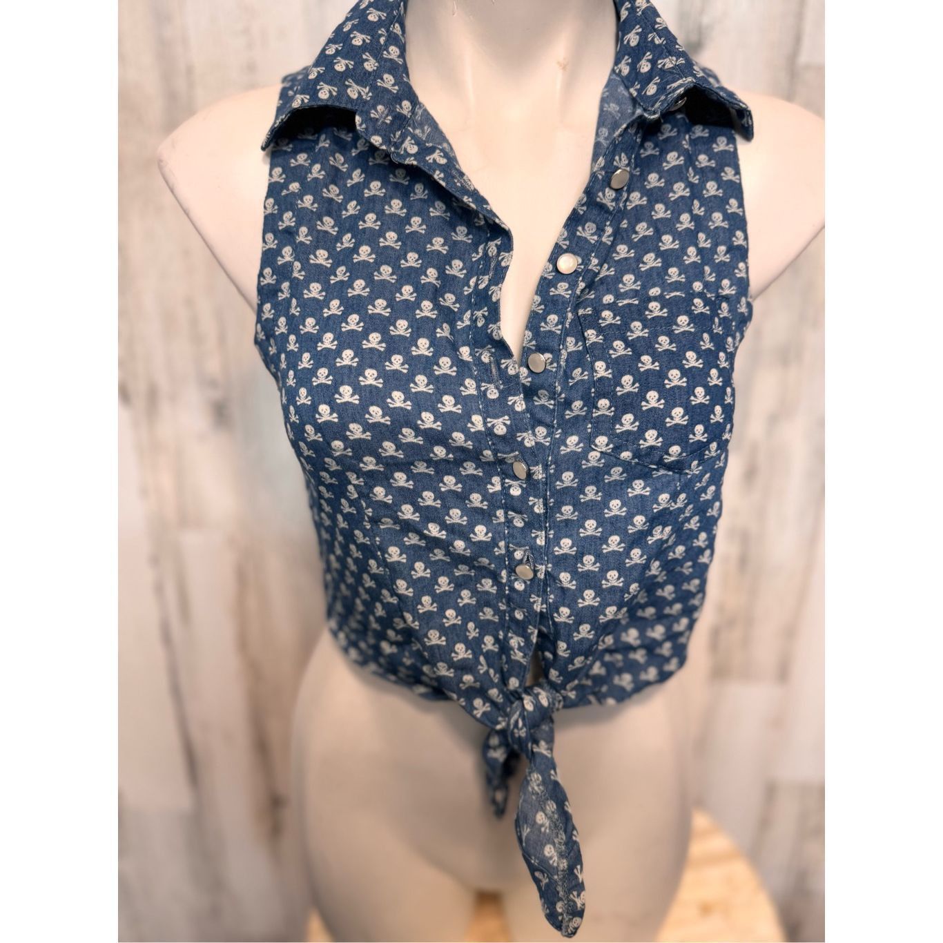 Other Poetry Skull Print Chambray Tie Front Crop Top Size SMALL Size S / US 4 / IT 40 - 2 Thumbnail