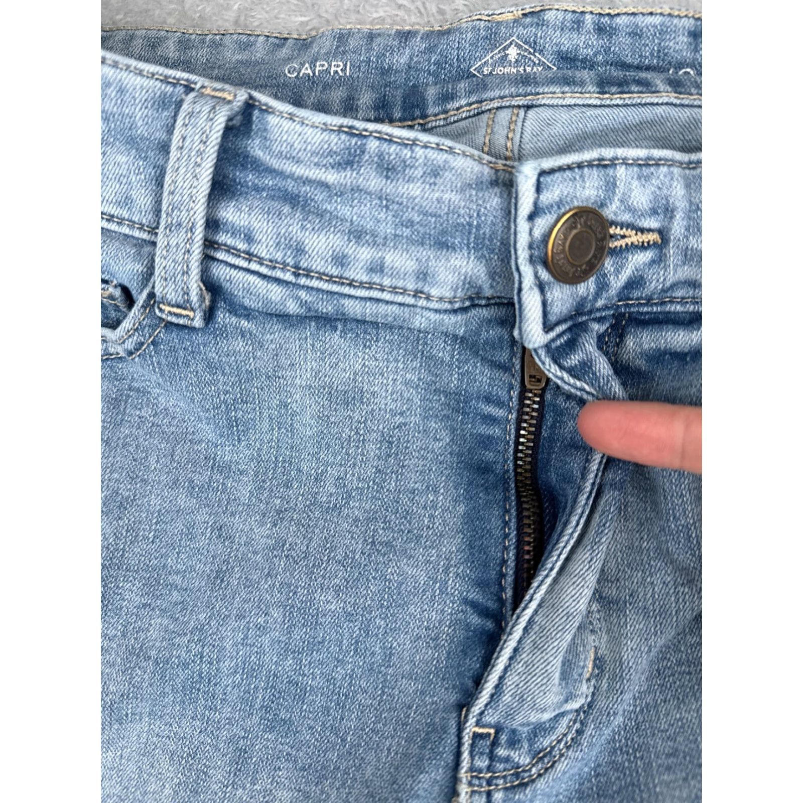 Vintage St. John's Bay Jeans Capri Denim Blue 30x20 Regular 10 Women’s Mid Rise Distressed Cotton Blend 5-Pocket Capris Sized Size 32" / US 10 / IT 46 - 5 Thumbnail