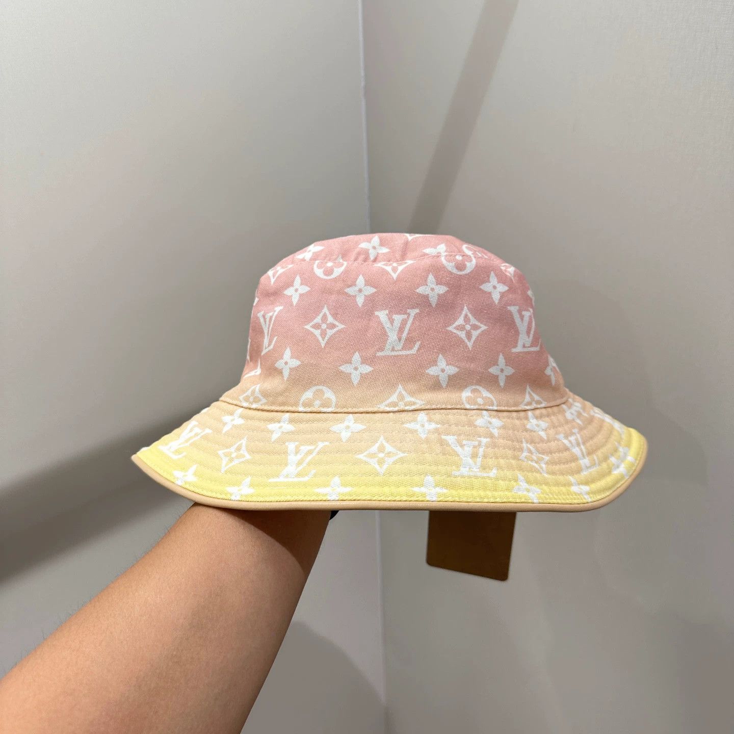 Louis Vuitton LV Gradient Full Print Logo Bucket Hat may670 Size ONE SIZE - 1 Thumbnail