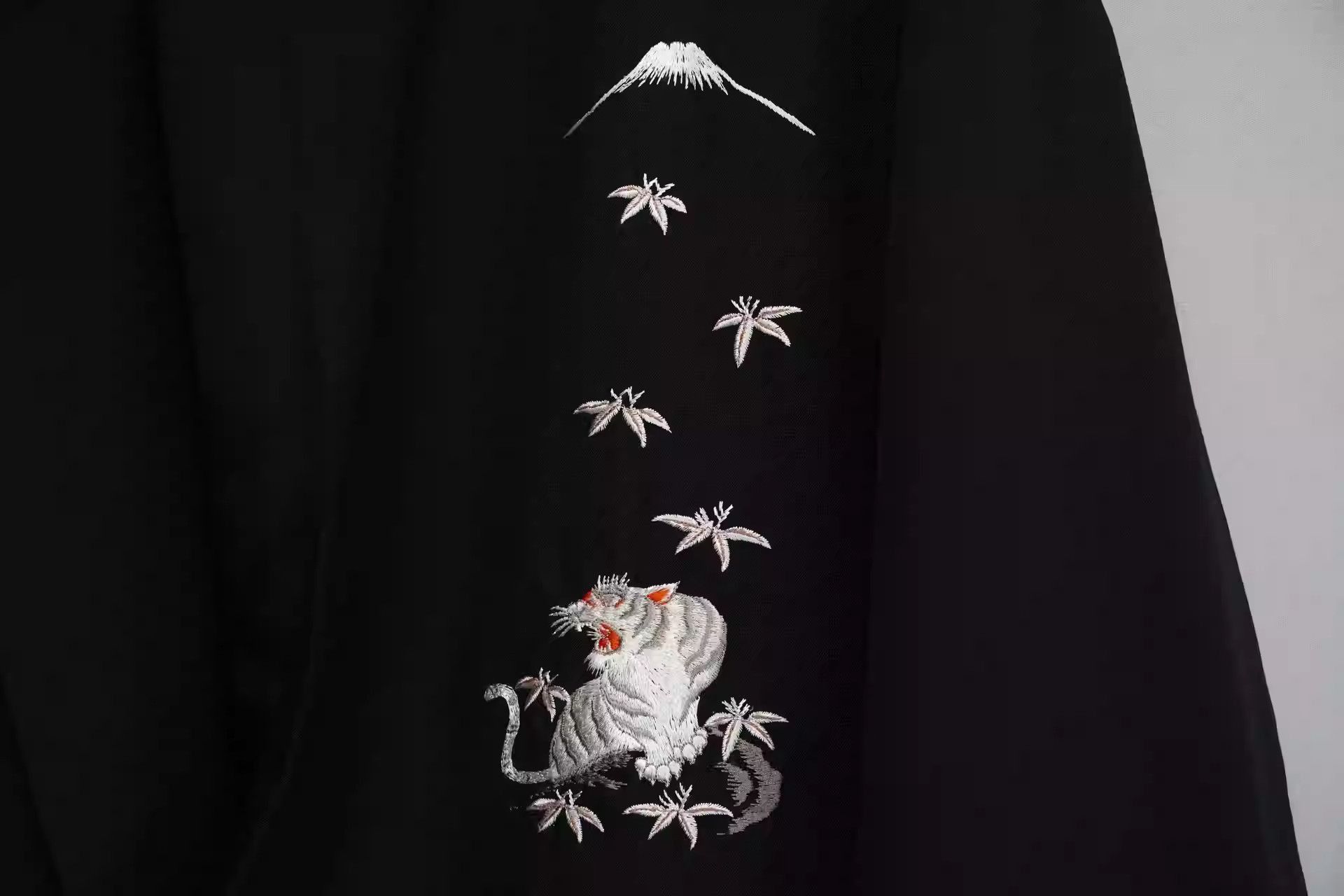 Yohji Yamamoto Yohji Yamamoto 04AW Fuji Embroidered Tiger Jacket-2505 Size US M / EU 48-50 / 2 - 2 Thumbnail