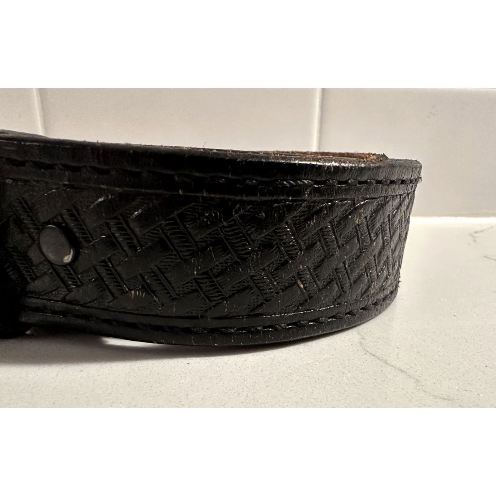 Vintage Unbranded Belt Men Black Basket Weave Pattern Leather 1.5 Wide Silver Buckle 43” Good Shape Dress Mens Size ONE SIZE - 2 Thumbnail