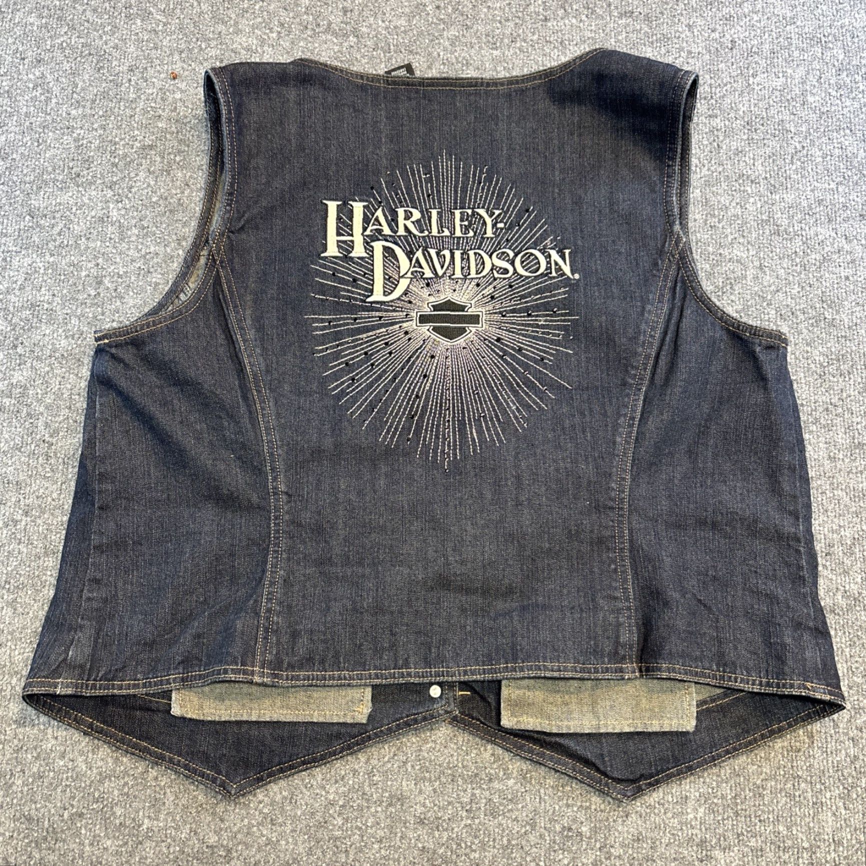 Harley Davidson VINTAGE Harley-Davidson Denim Vest Womens 2XL Blue Sparkles Button Up Back Design Vest Womens Mens Girls Size XXL / US 16-18 / IT 52-54 - 7 Thumbnail