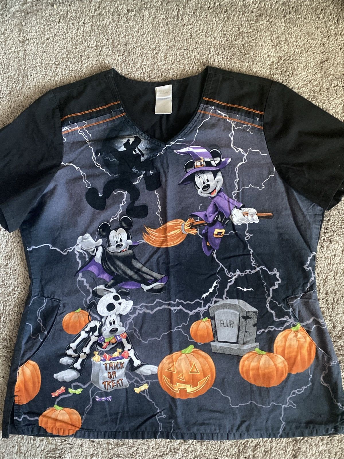 Disney Disney Mickey mouse & Friends Halloween Themed Scrub top Size XL / US 12-14 / IT 48-50 - 14 Thumbnail