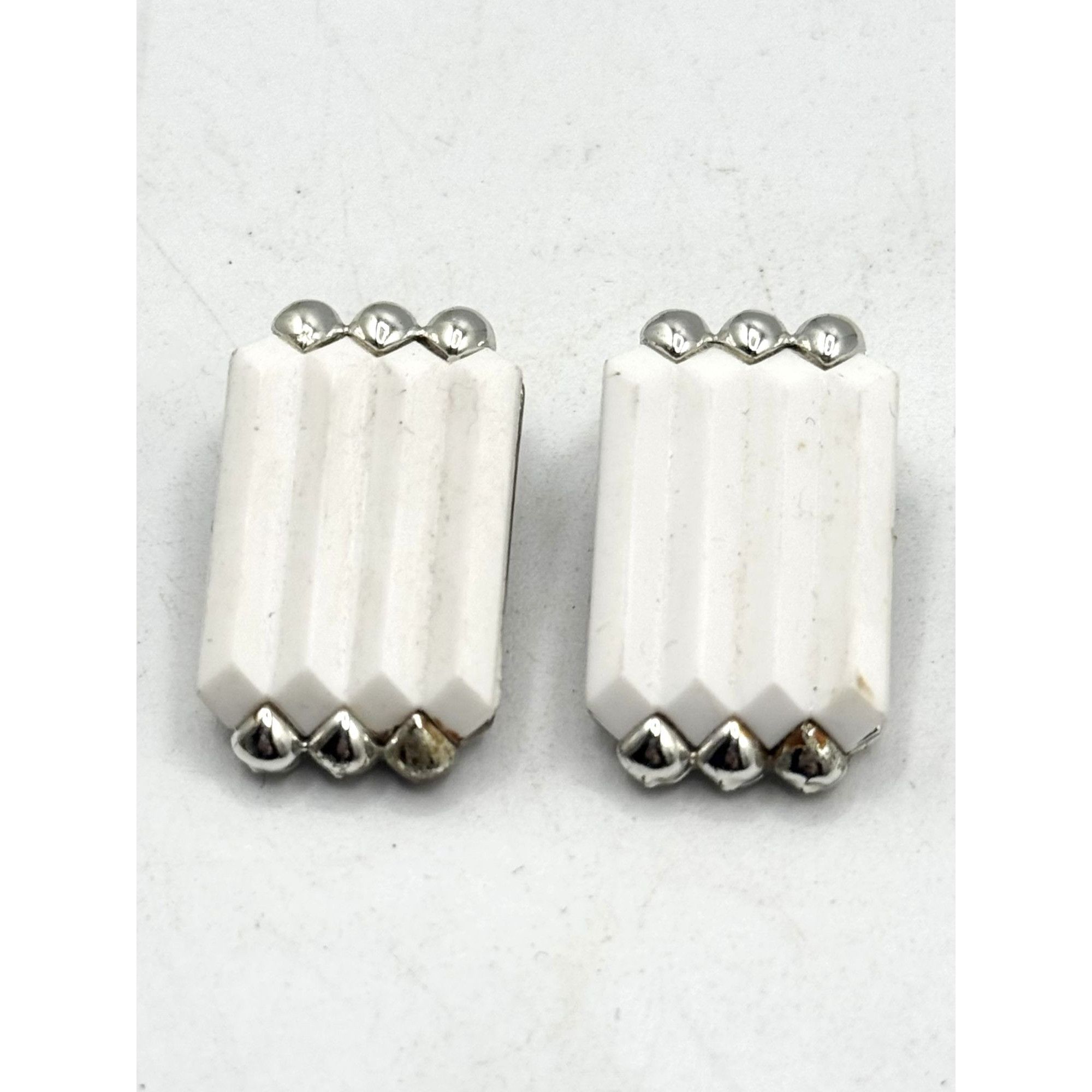 Vintage Coro vintage white thermoset clip on earrings Size ONE SIZE - 1 Thumbnail