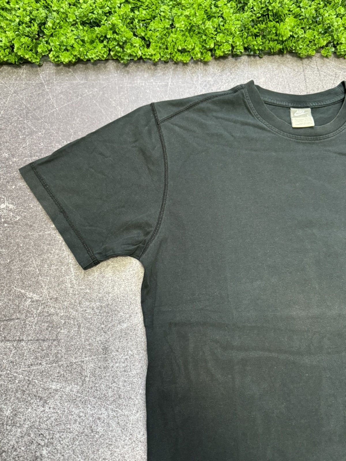 Nike × Vintage Vintage 2000s Nike Swoosh Faded T Shirt Y2K Tee Size US L / EU 52-54 / 3 - 6 Thumbnail