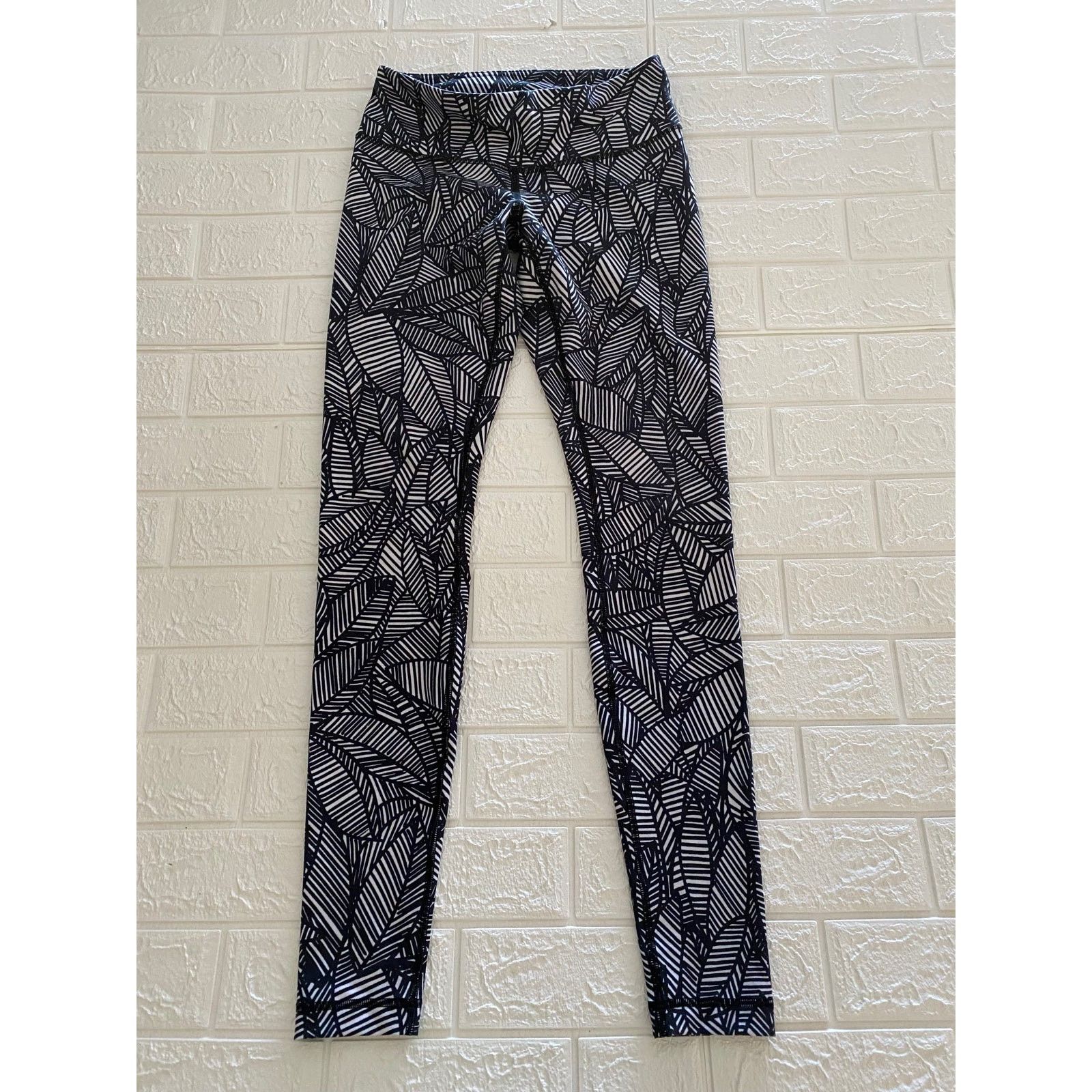 Lululemon Lululemon legging size 6 white and Black Size 28" / US 6 / IT 42 - 1 Thumbnail