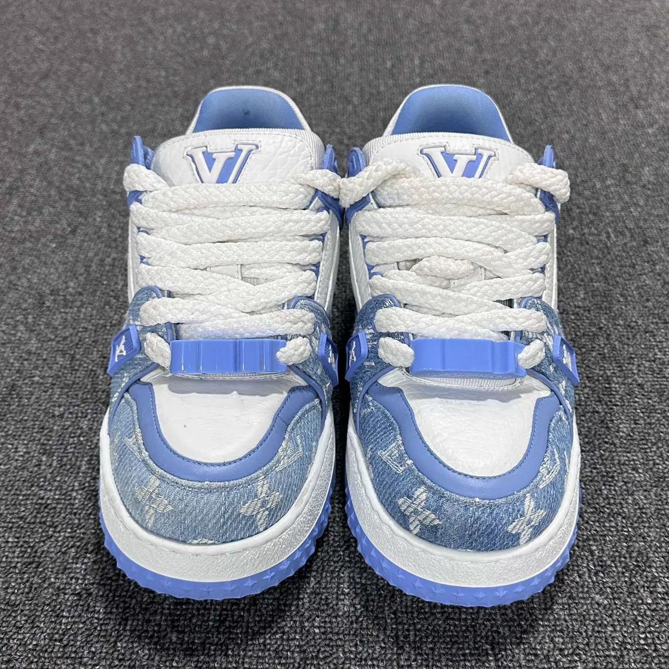 Louis Vuitton Louis Vuitton blue white trainer 99 new 39 Size US 7.5 / IT 37.5 - 2 Thumbnail