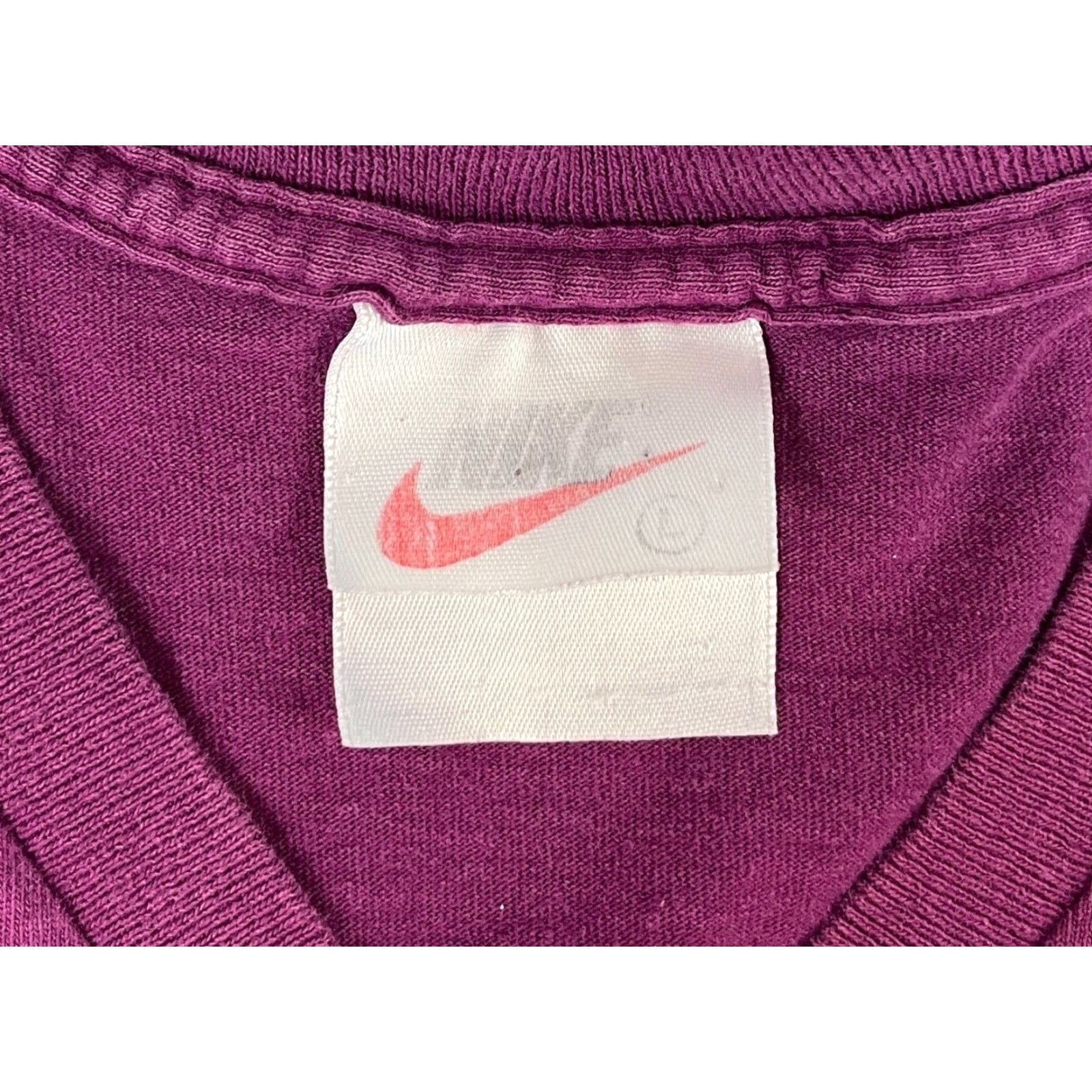Nike VINTAGE Nike Men’s 90s V-Neck T-Shirt Embroidered Logo Sz L Magenta Nike Shirt Mens 90s T-Shirt Embroidered Logo Size US L / EU 52-54 / 3 - 4 Thumbnail