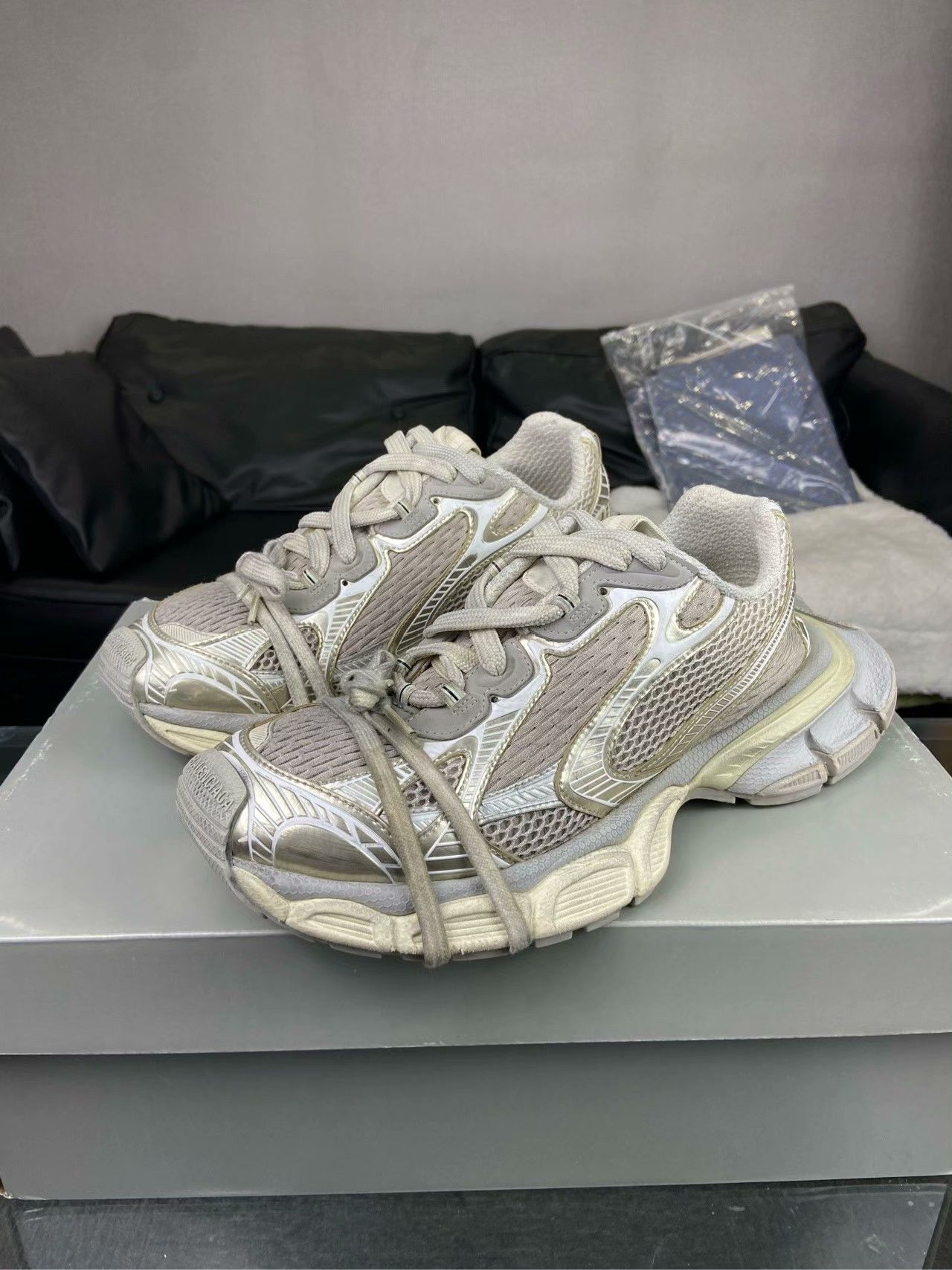 Balenciaga Balenciaga Gray Lowtop Sneakers 9 Men Size US 9 / EU 42 - 1 Thumbnail