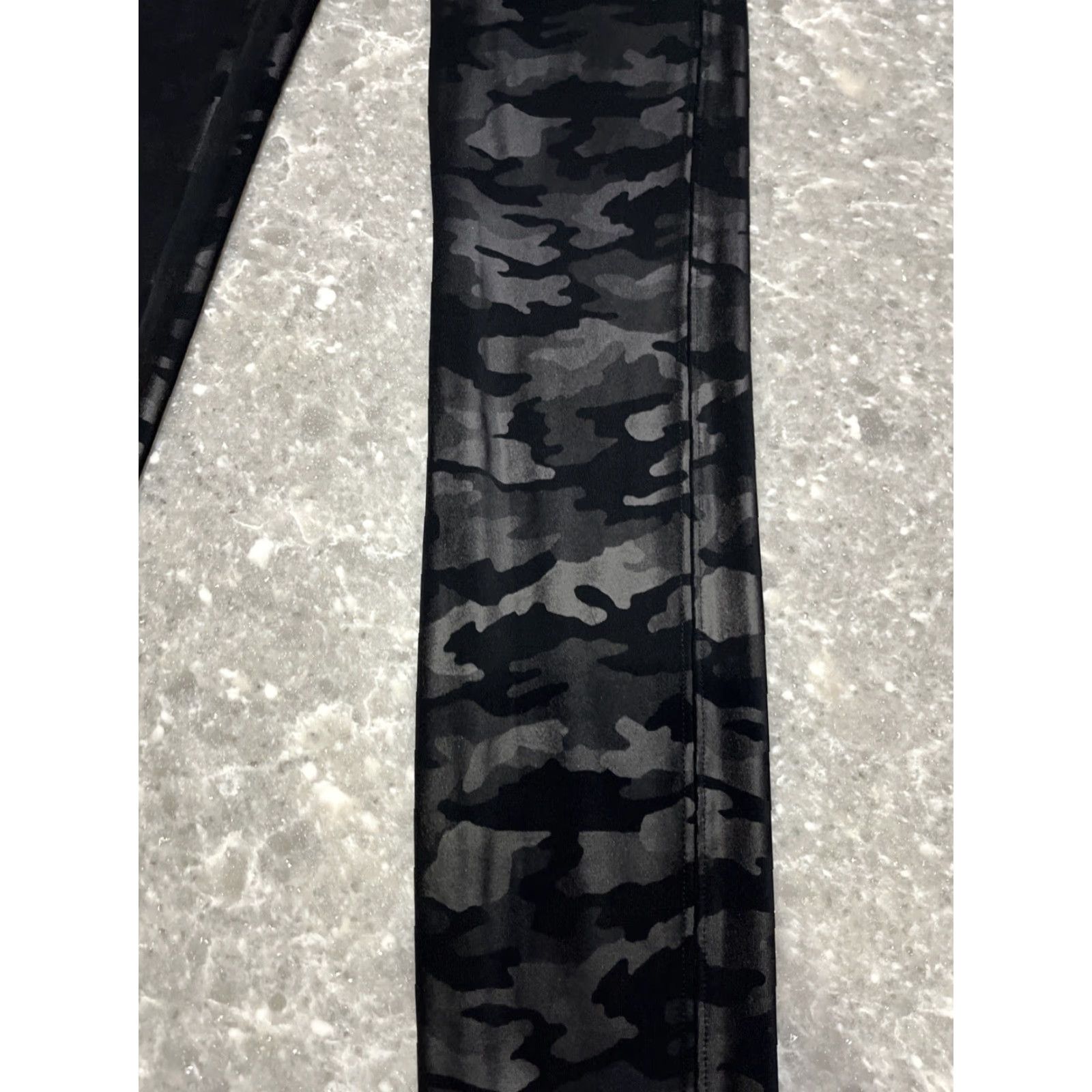 Spanx Spanx Womens Size S/Black Camo Stretch Nylon Blend Pants Leggings Size 28" / US 6 / IT 42 - 2 Thumbnail