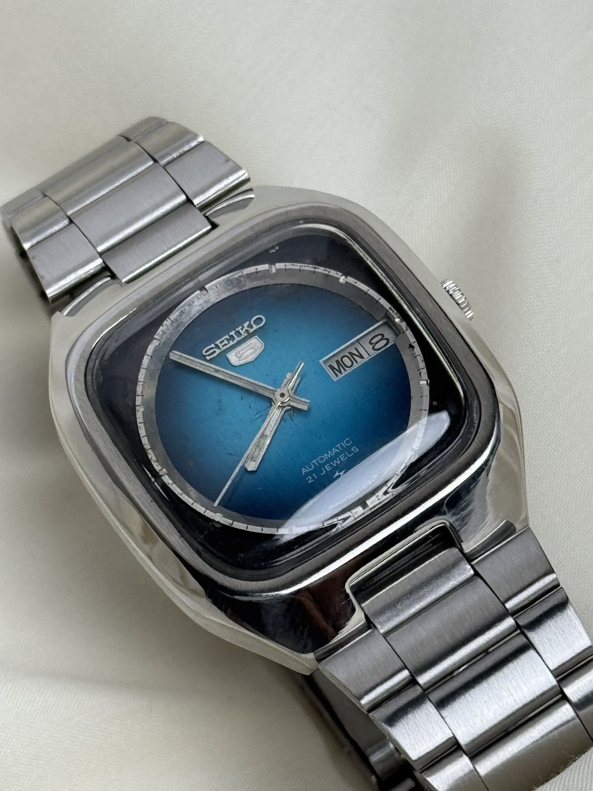 Seiko Seiko 5 Japan Vintage TV Case Blue Fade Dial 21J Automatic Size 36 - 9 Thumbnail