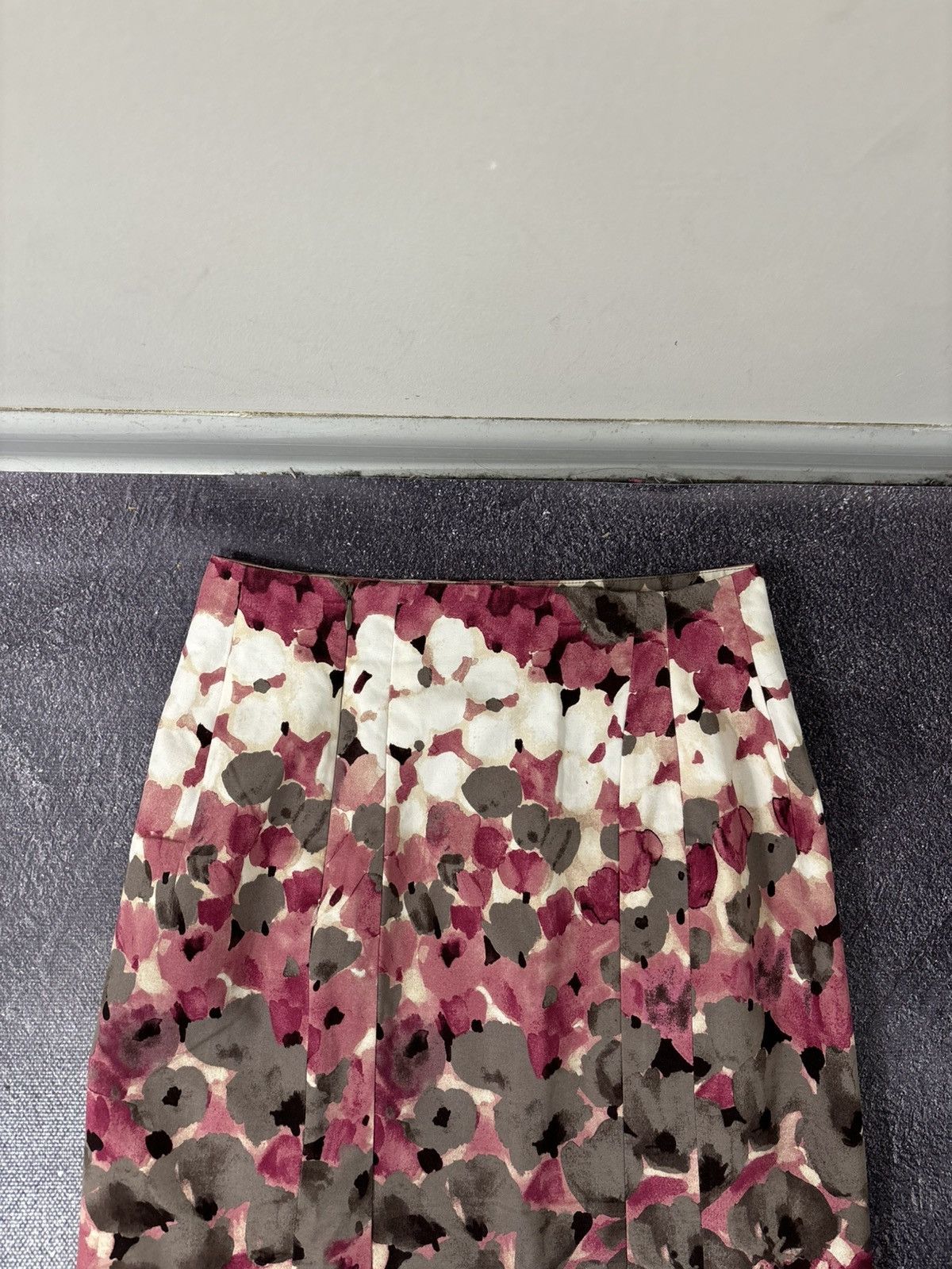 Moschino Moschino Vintage Women’s Italian Luxury Floral Pencil Skirt Size 27" / US 4 / IT 40 - 9 Thumbnail