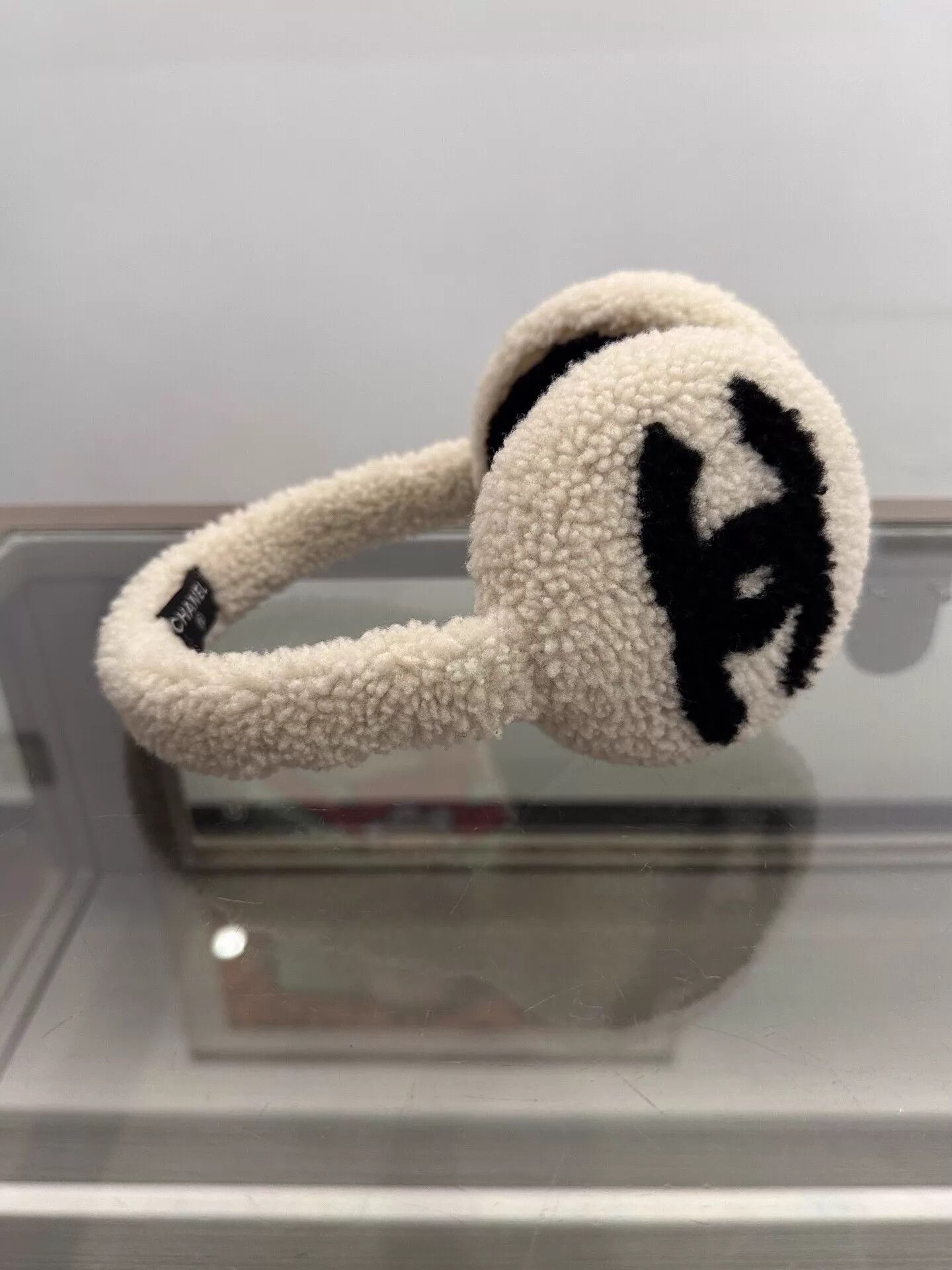 Chanel Chanel White Shearling Earmuffs w/ Black CC Logo 22cm Size ONE SIZE - 1 Thumbnail