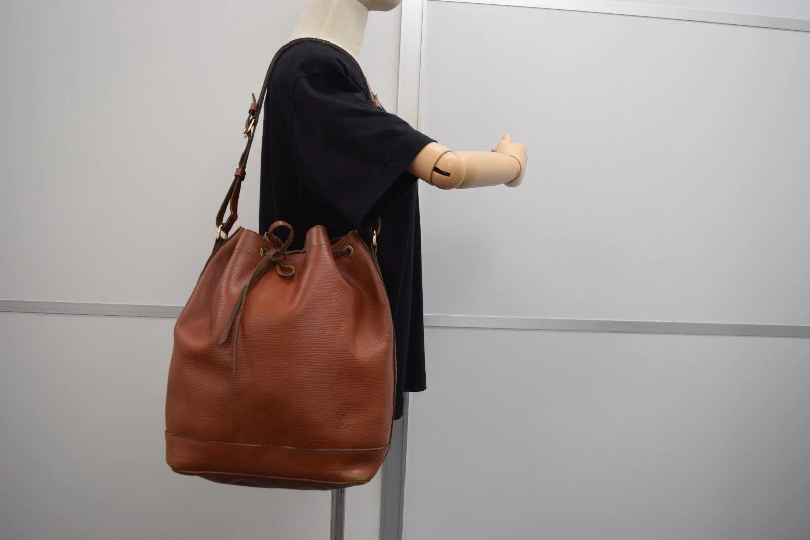 Louis Vuitton Louis Vuitton Noé Bucket & Drawstring Bag Epi Leather M44003 Size ONE SIZE - 2 Thumbnail