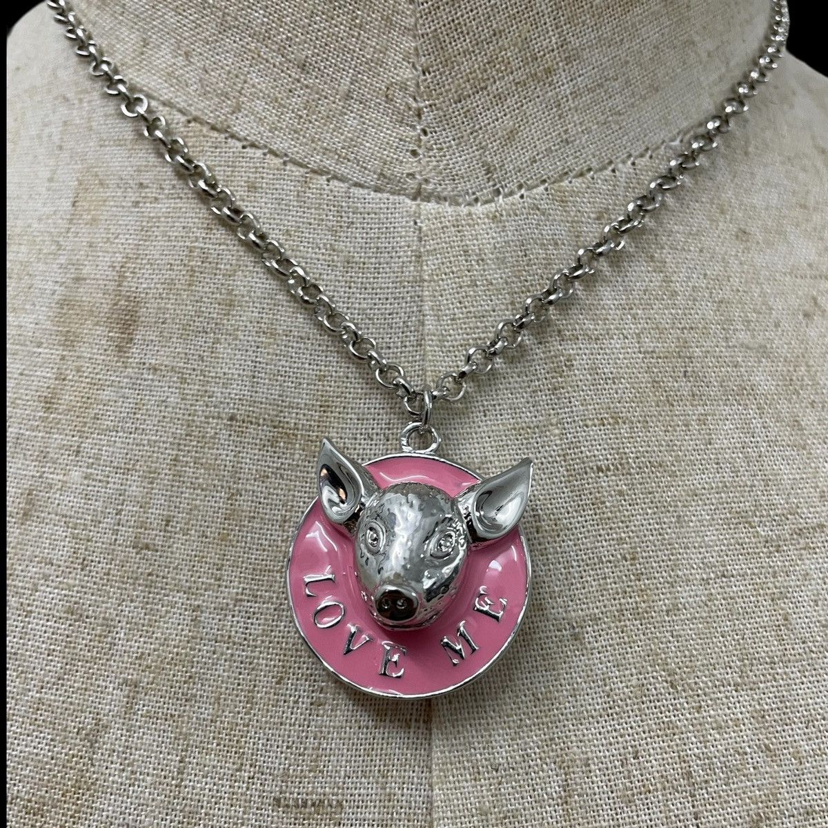 Vivienne Westwood Vivienne Westwood ‘Love Me’ Pig Necklace Pendant Size ONE SIZE - 3 Thumbnail