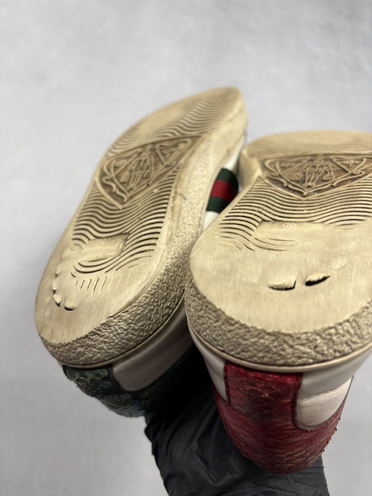 Gucci Gucci Ace Bee Leather Sneaker Embroidered Distressed Vintage Size US 7.5 / IT 37.5 - 5 Thumbnail