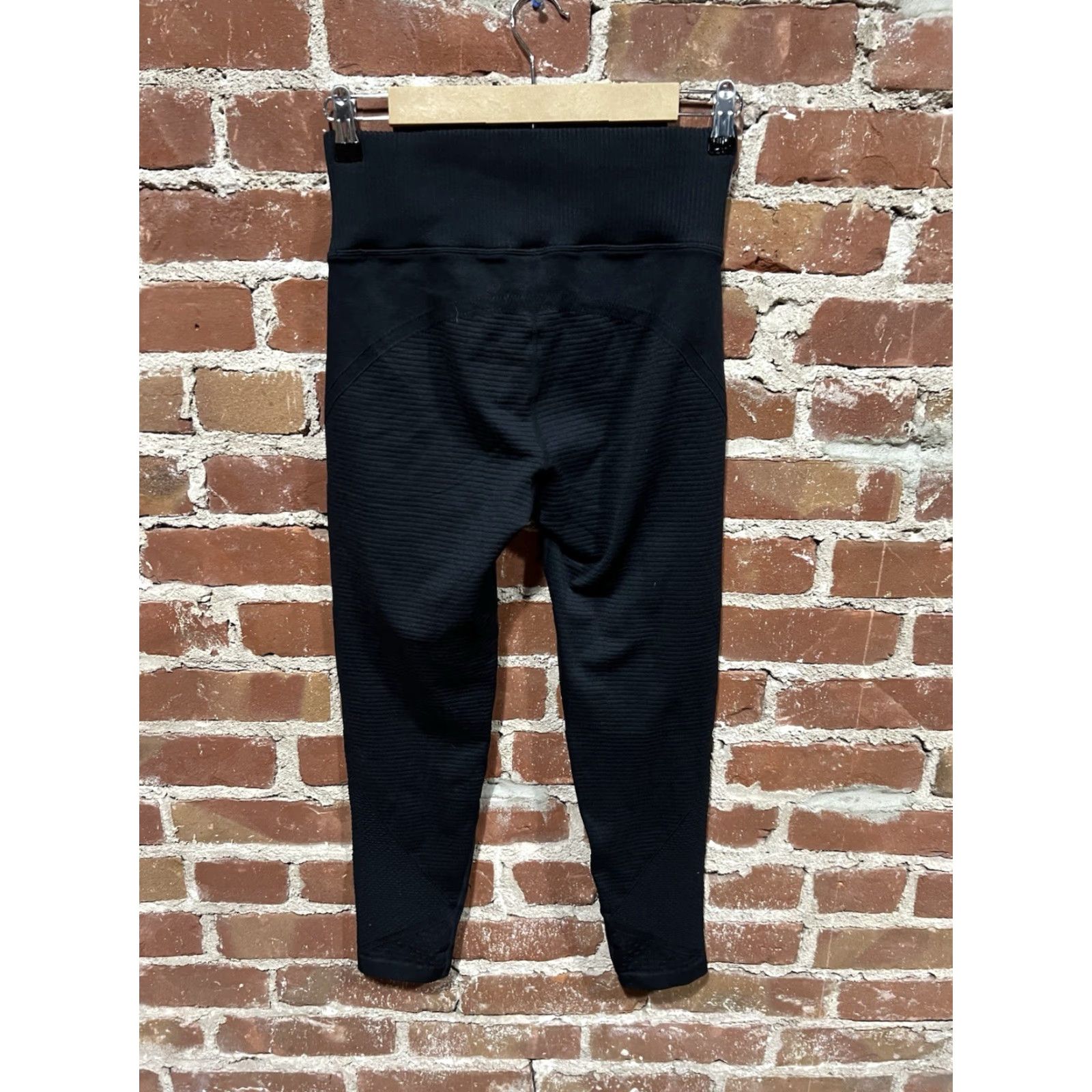 Vintage Offline Aerie High Waisted Legging M Black 7/8 Length Hi-Rise Size 32" / US 10 / IT 46 - 4 Thumbnail