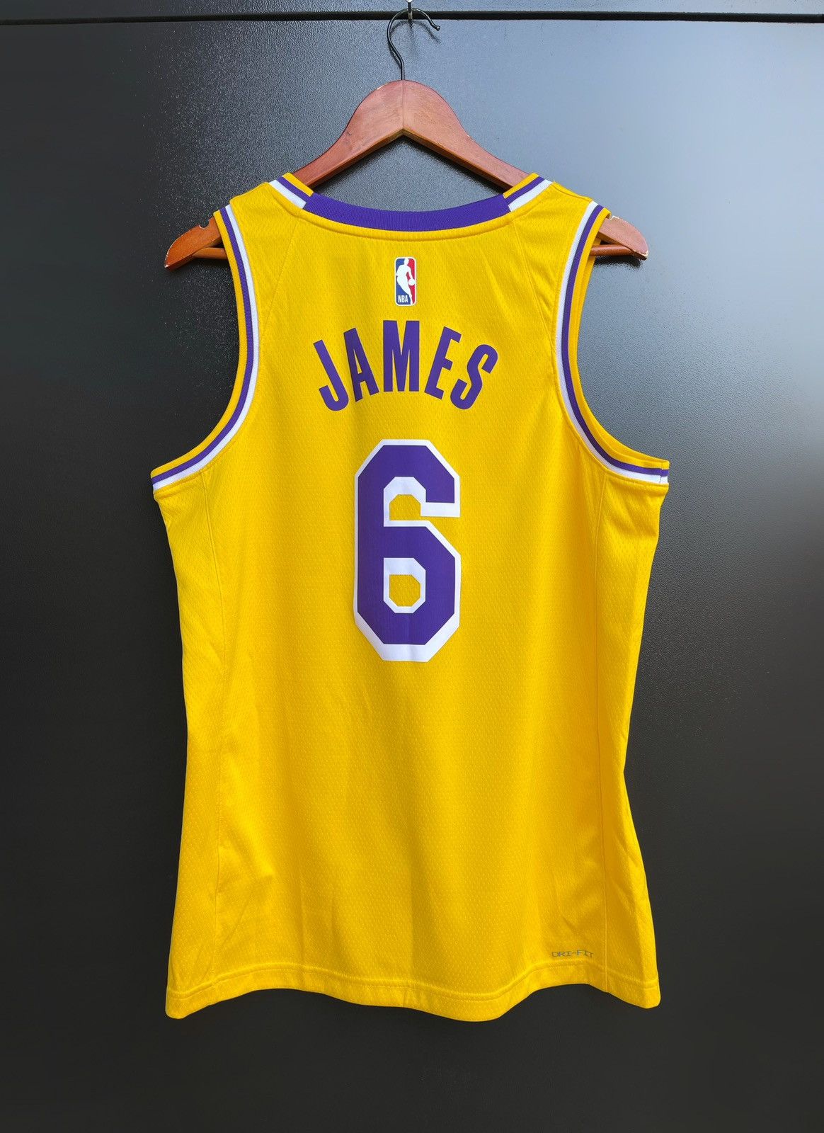 NBA Lebron James #6 Los Angeles LAKERS Jersey NBA SWINGMAN Nike Size US M / EU 48-50 / 2 - 3 Thumbnail