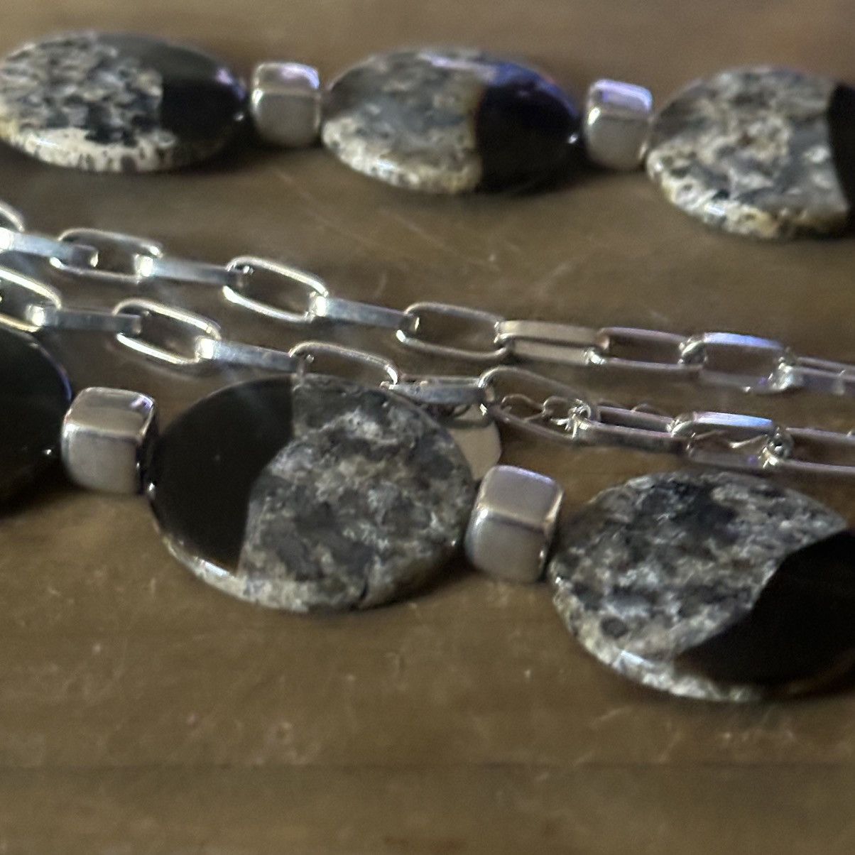 Other Howard’s Wholesale long flat marbled disc necklace Size ONE SIZE - 5 Thumbnail