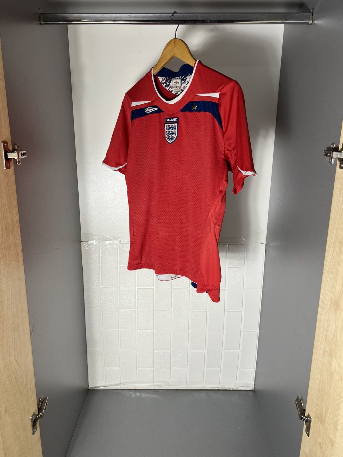 Umbro VINTAGE UMBRO ENGLAND RETRO SOCCER JERSEY MANCHESTER Y2K 90s Size US S / EU 44-46 / 1 - 6 Thumbnail