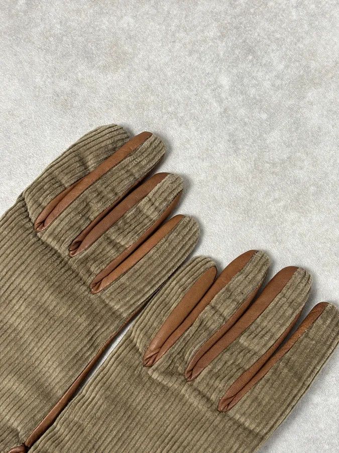 Dolce & Gabbana 2000s Dolce & Gabbana Beige Velvet & Leather Hybrid Gloves Size ONE SIZE - 9 Thumbnail