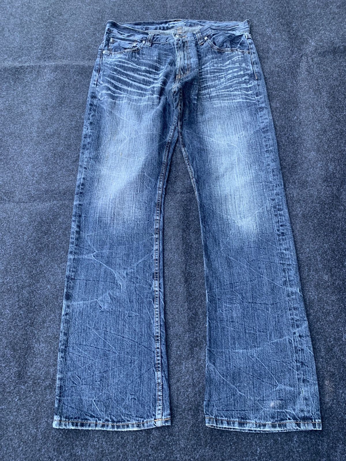 FLARE VILLAND REAL JEANS & LIGHTING LIKE CORAL.