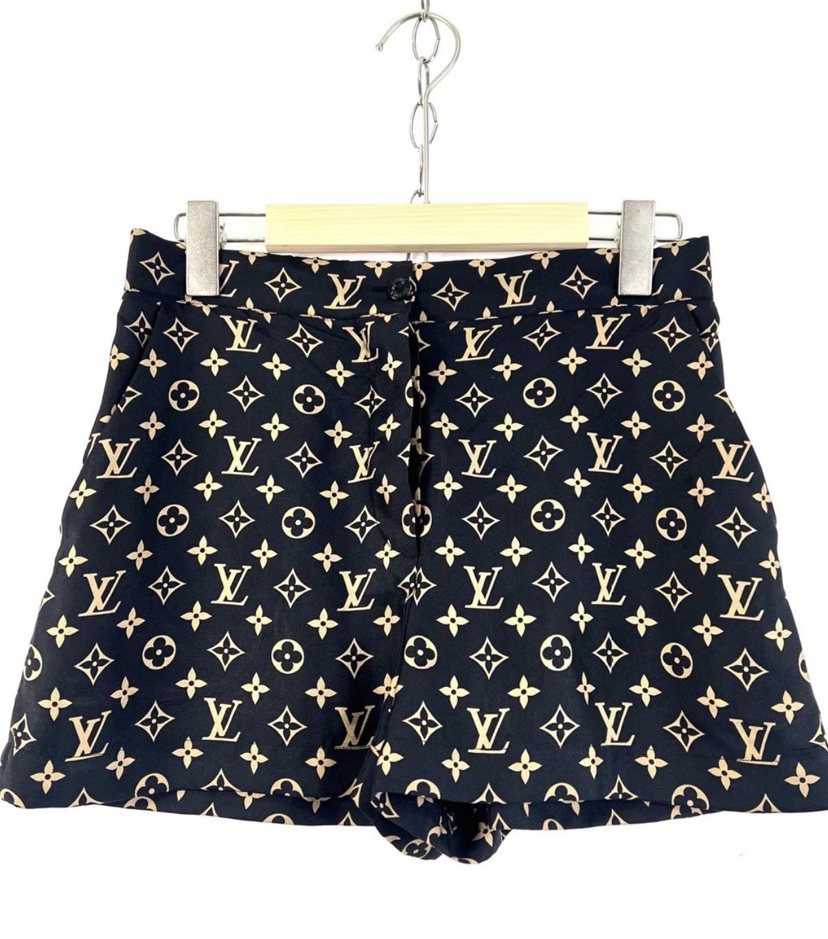 Louis Vuitton LOUIS VUITTON monogram full print twill silk shorts K12 Size 25" / US 0 / IT 36 - 1 Thumbnail