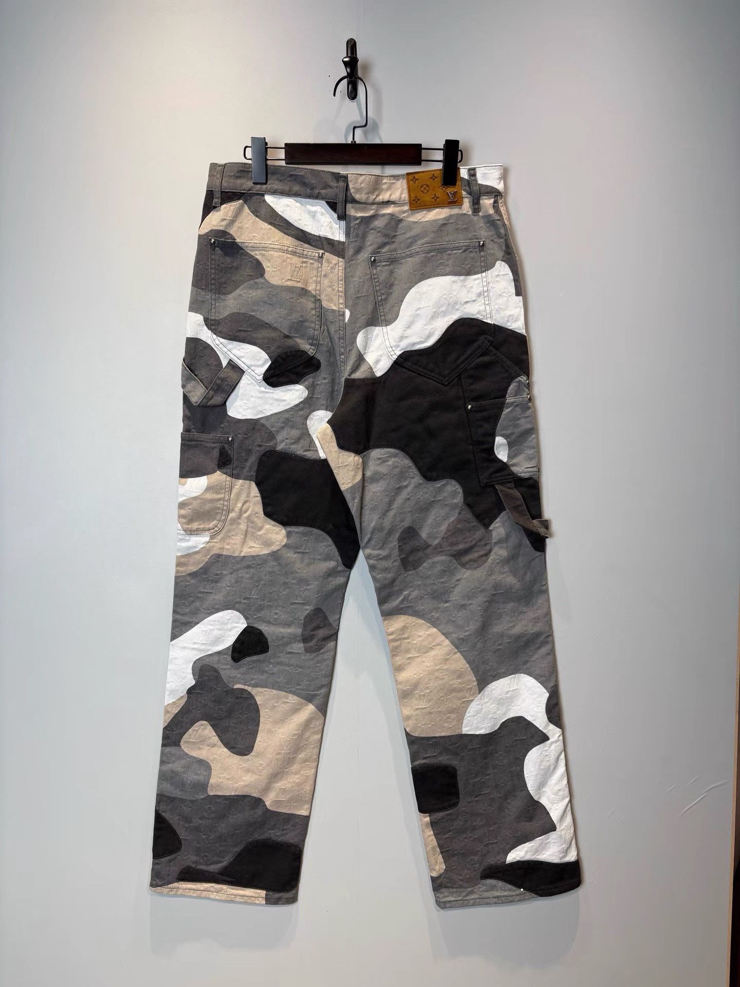 Louis Vuitton Louis Vuitton Camouflage Figure Print Pants K36 Size US 33 - 2 Thumbnail