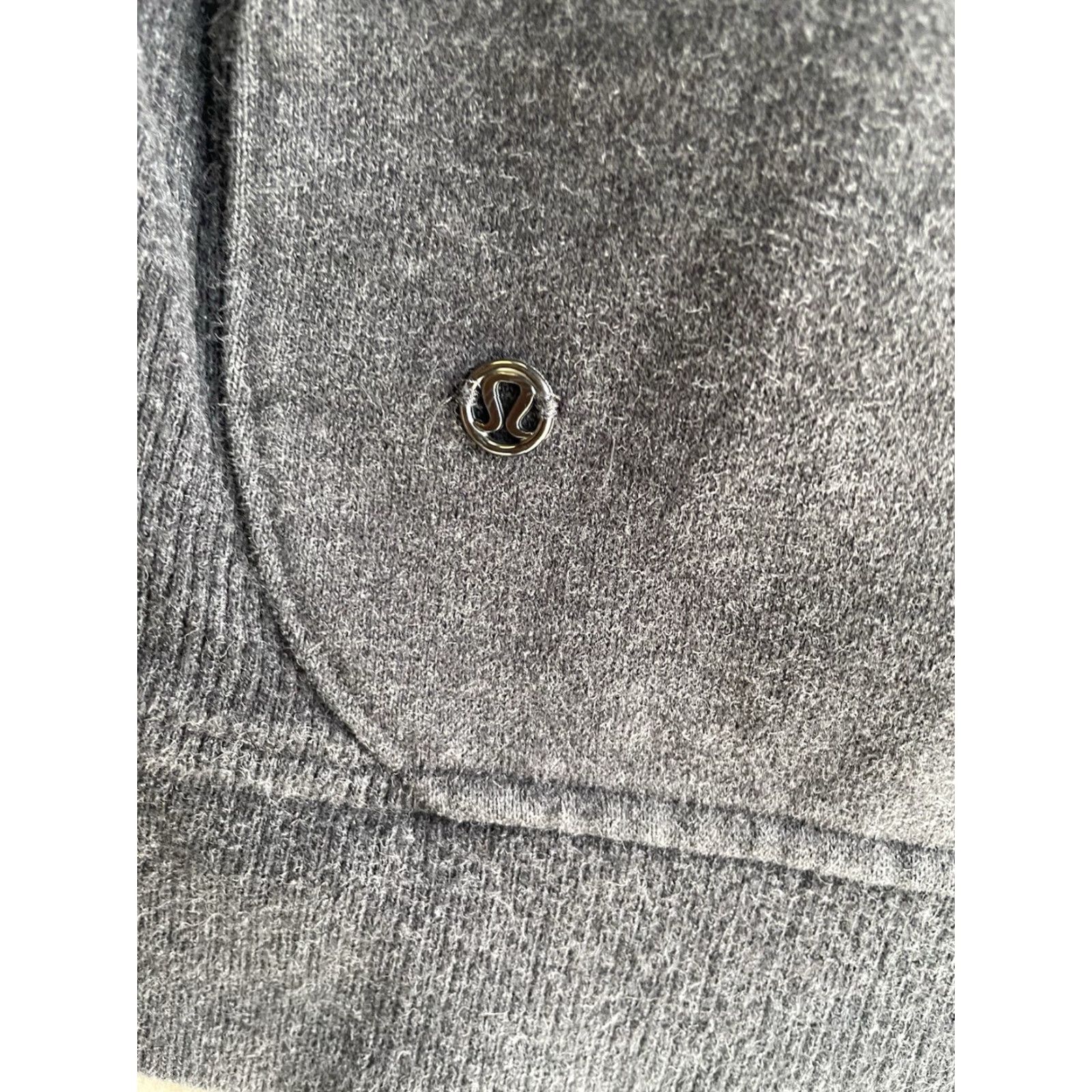 Lululemon Lululemon Jacket Womens Gray Athletic Size S Winter Turtle Neck Zip Up Basic Jacket Women Fans Size S / US 4 / IT 40 - 4 Thumbnail
