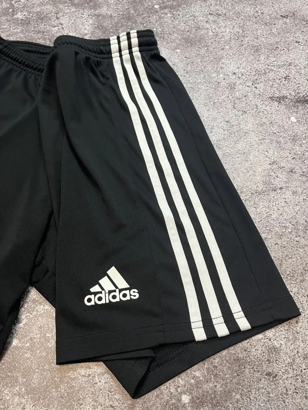 Adidas Adidas Vintage Shorts Size US 26 / EU 42 - 2 Thumbnail