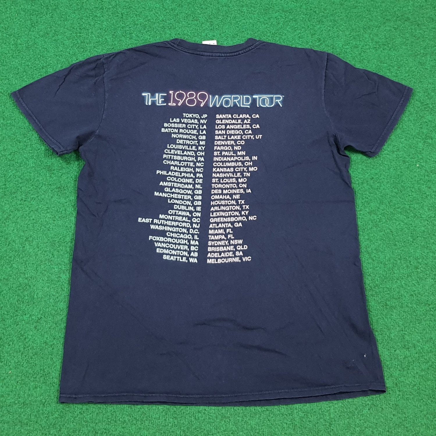 Band Tees Vintage Taylor Swift The 1989 World Tour Tshirt C301N2 Size US M / EU 48-50 / 2 - 4 Thumbnail
