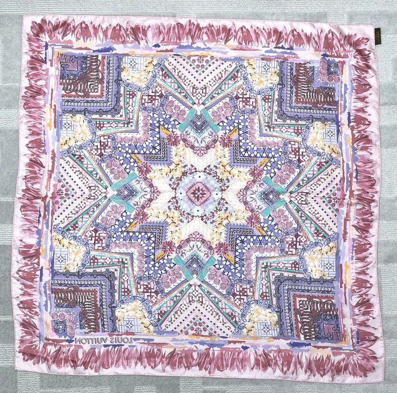 Louis Vuitton Louis Vuitton Square pink silk scarf Size ONE SIZE - 2 Thumbnail